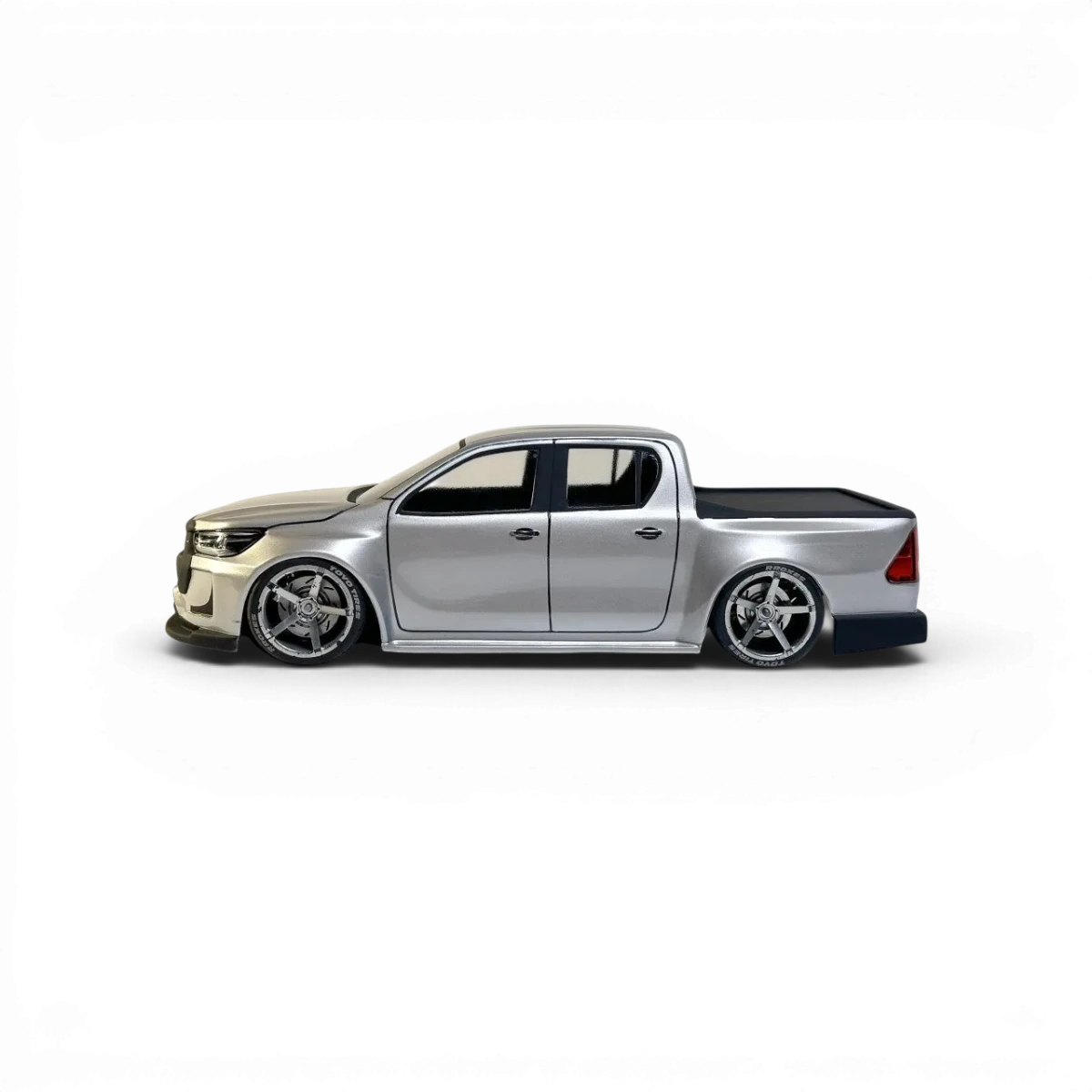 Carrosserie Hilux de la marque Aplastics RC, modèle Toyota Hilux, pour voiture télécommandée, vue de face avec détails.