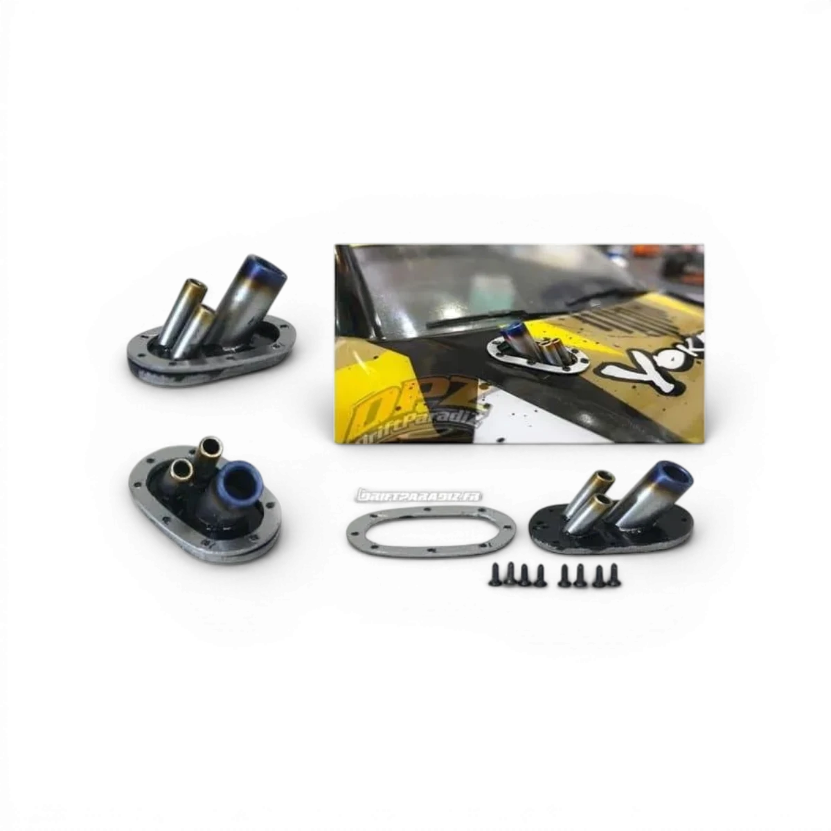 Échappement HP2 personnalisé de Src Sideways RC, installé sur un véhicule RC, avec finition en métal noir et design aérodynamique.