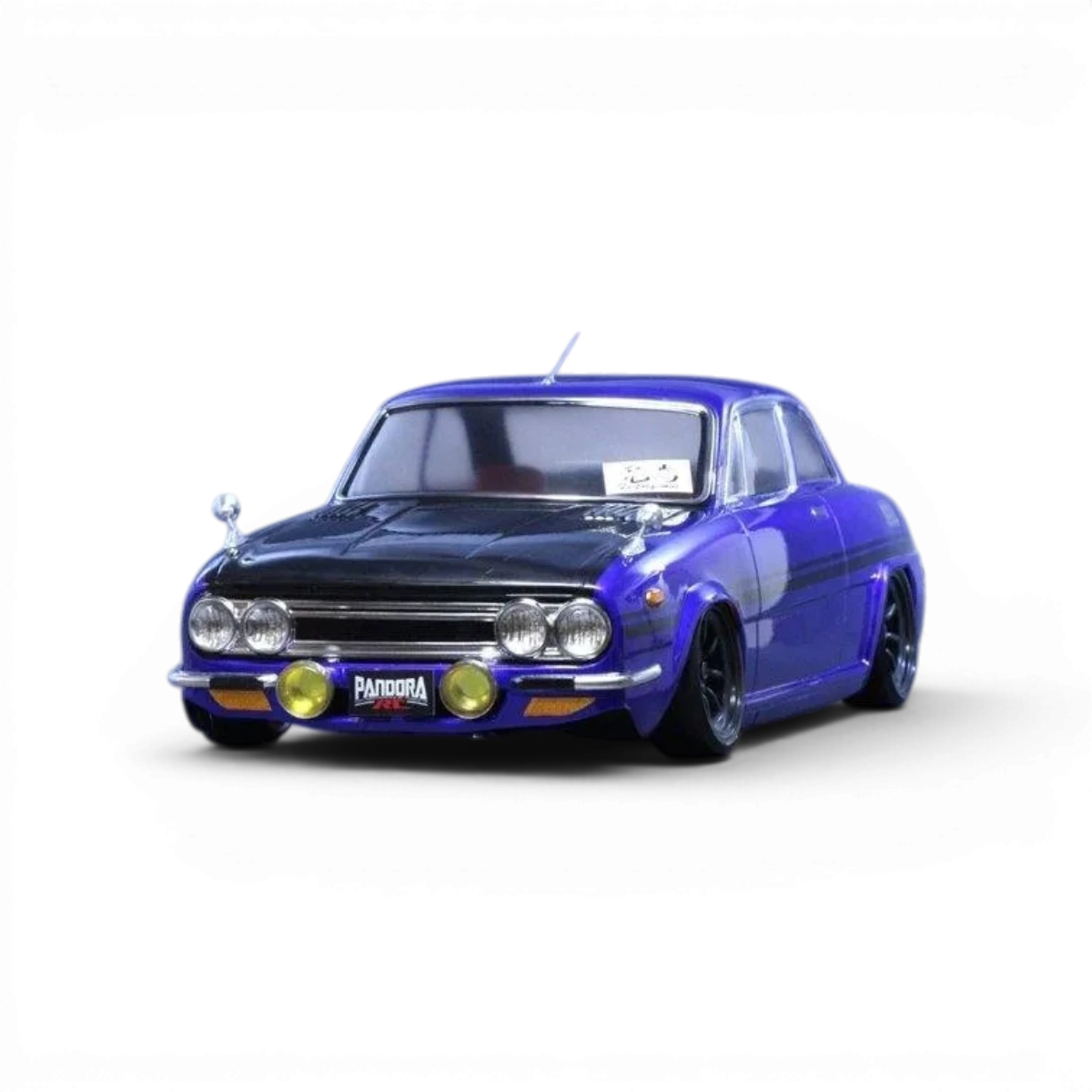 Carrosserie Pandora RC pour Isuzu Bellett, détail finement reproduit, en plastique noir avec éléments de carrosserie.