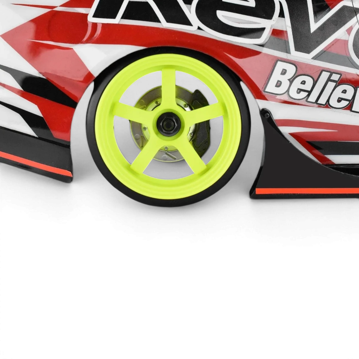Jantes DP5 Jaunes avec offset de 6 mm, roues de marque Team Reve D, visibles avec détails colorés et design robuste.