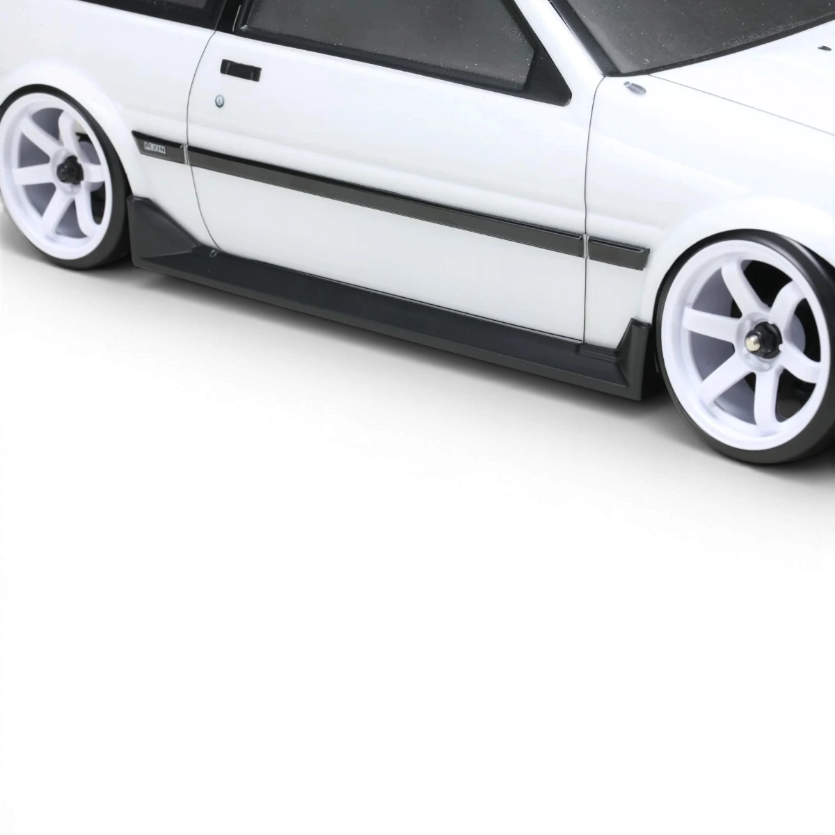 Kit carrosserie aéro pour Toyota Corolla AE86 Levin 2 portes, marque Team Yokomo, visible en détail dans l'image.