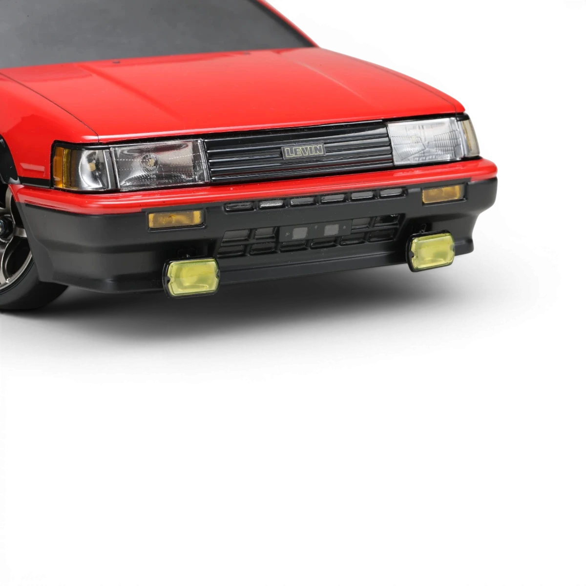 Kit aéro pour Toyota Corolla AE86 Levin 3 portes, carrosserie de Team Yokomo, détails visibles sur la carrosserie du modèle.