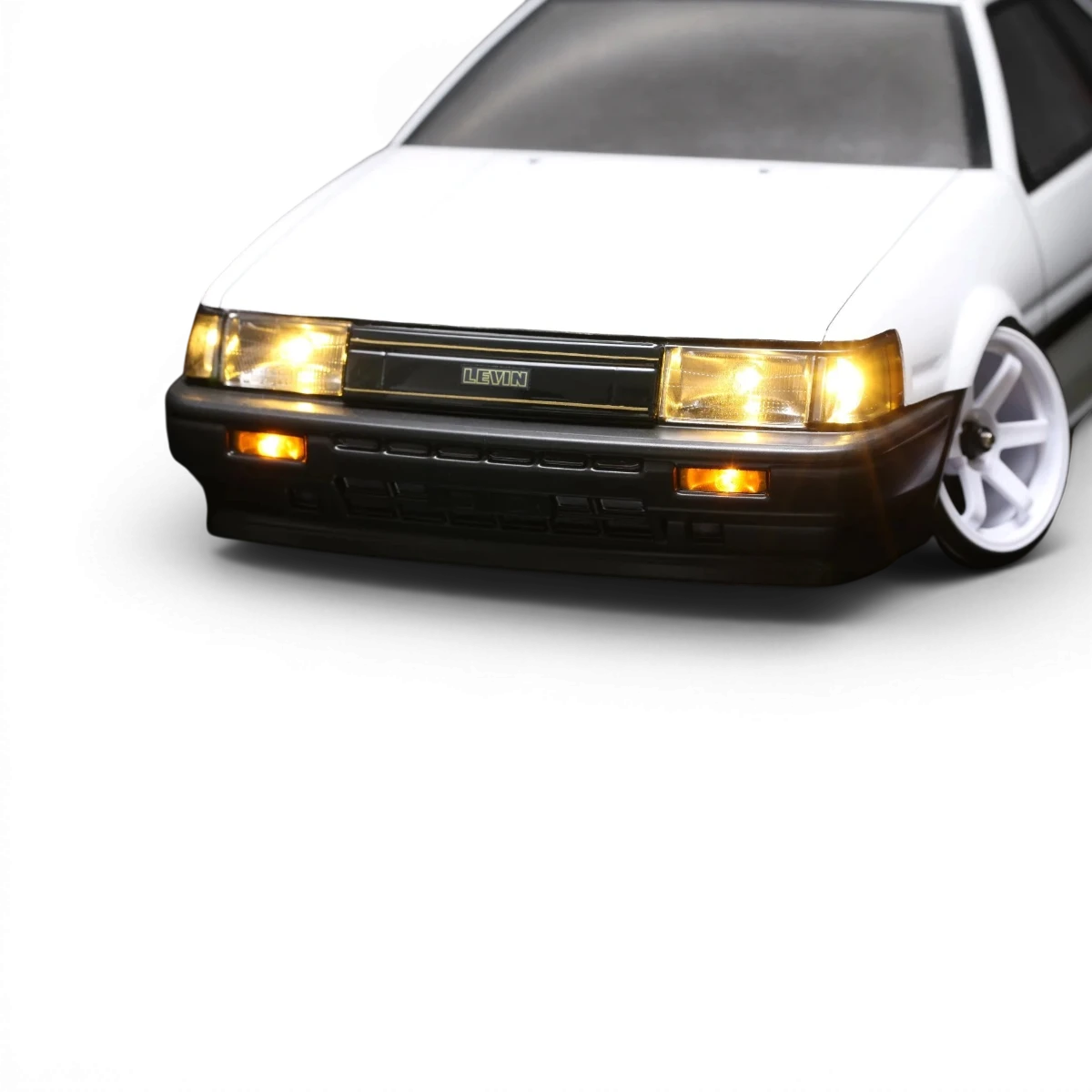 Kit LED pour Toyota AE86 Levin 2 portes, personnalisé par Team Yokomo, avec composants lumineux visibles.