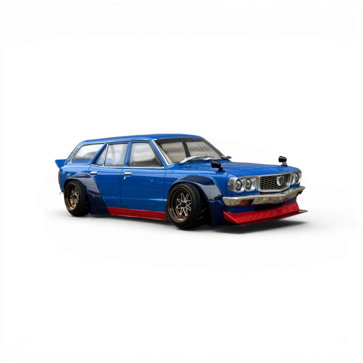 Carrosserie Mazda RX-3 break Pandem Mad Mike D1GP pour voiture radiocontrole, marque Addiction RC Design, vue de face.