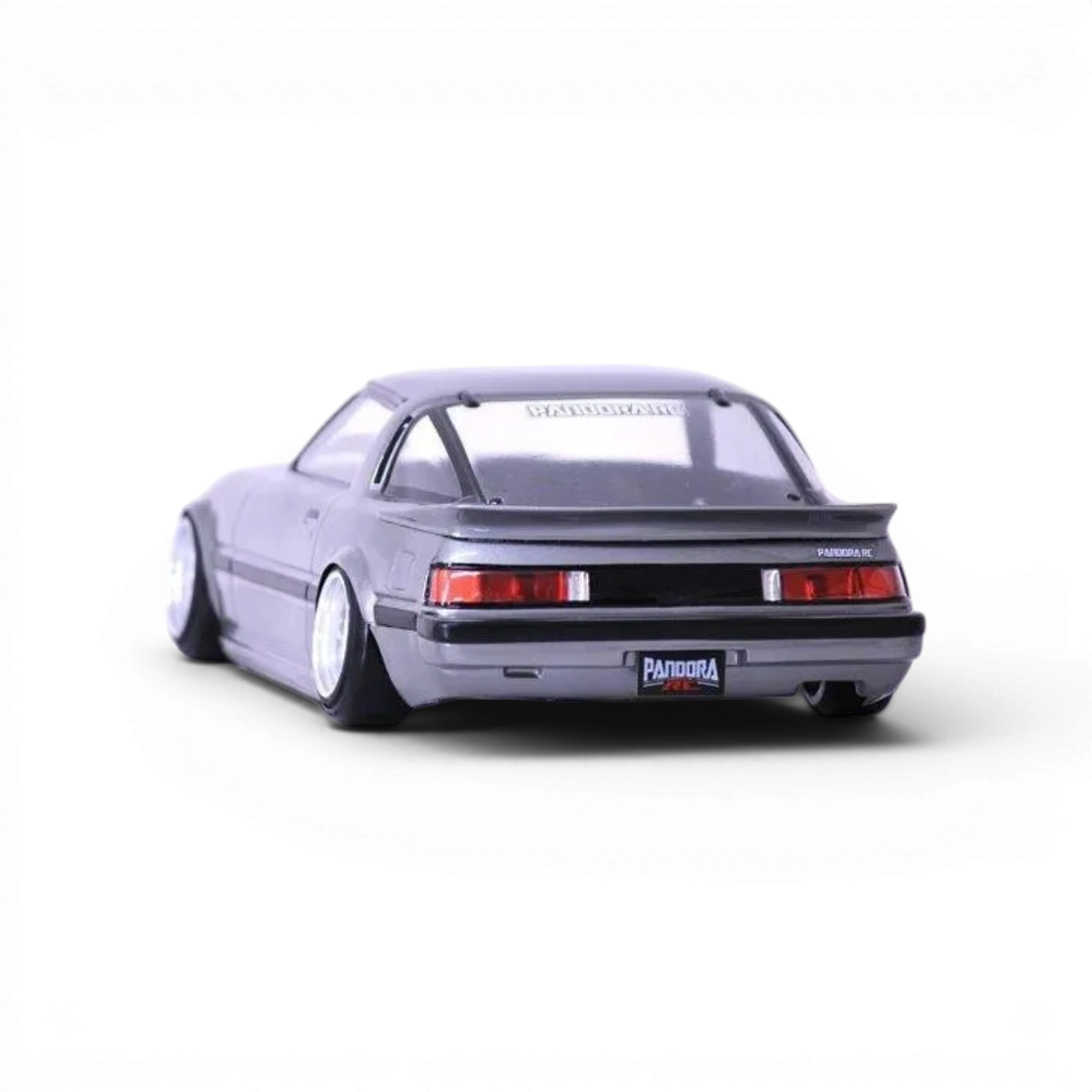 Modèle réduit de voiture Mazda Savanna RX-7 SA22C de Pandora RC, carrosserie détaillée, vue de face avec logo.