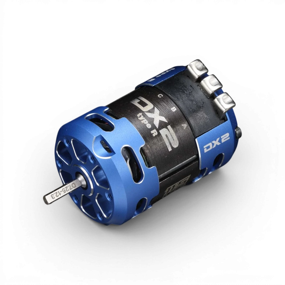 Moteur brushless Racing Performer DX2 15.5T de Team Yokomo, électronique pour voitures RC, visible avec ses composants.