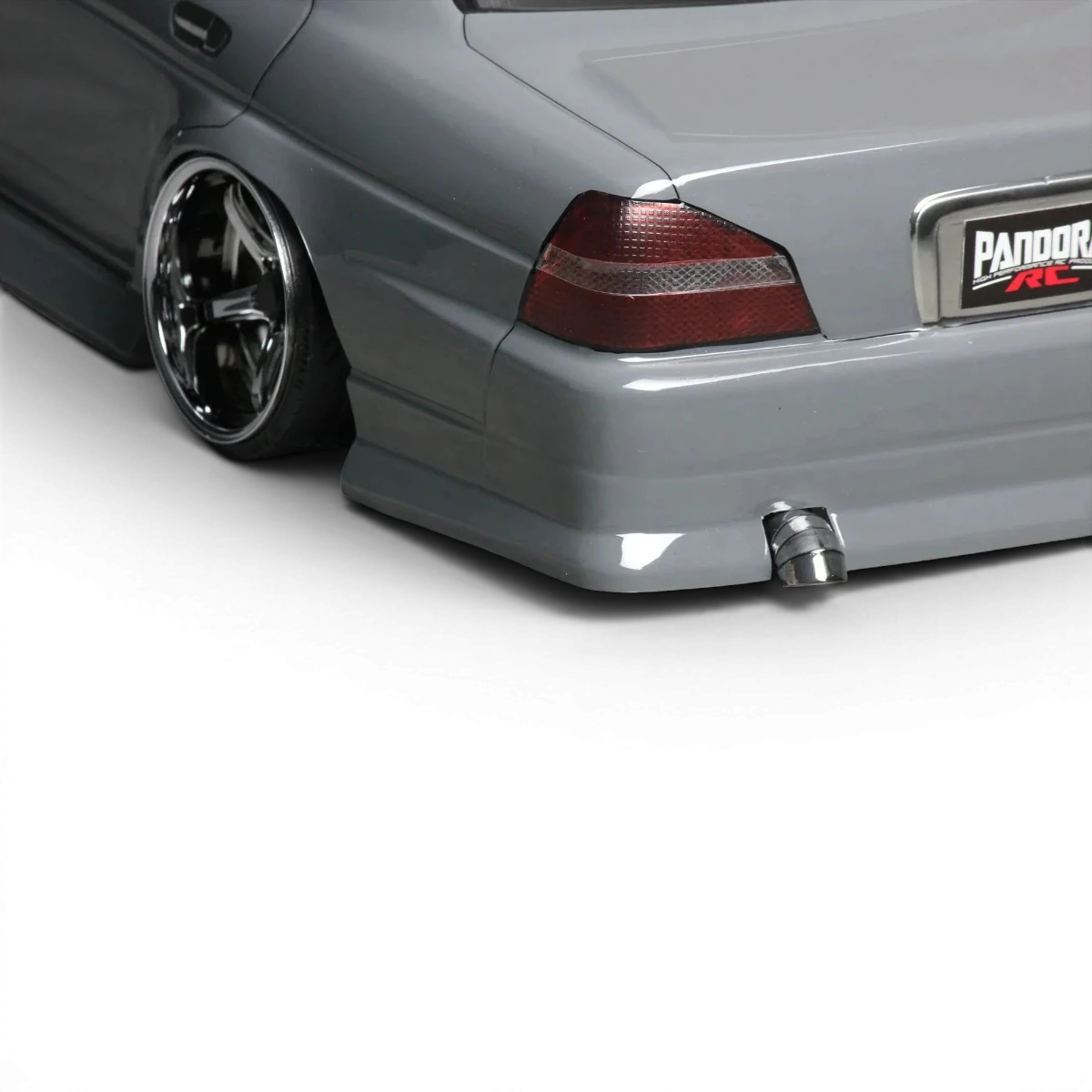 Carrosserie pour Nissan Laurel C35 de la marque Pandora RC, peinture beige avec détails extérieurs visibles.