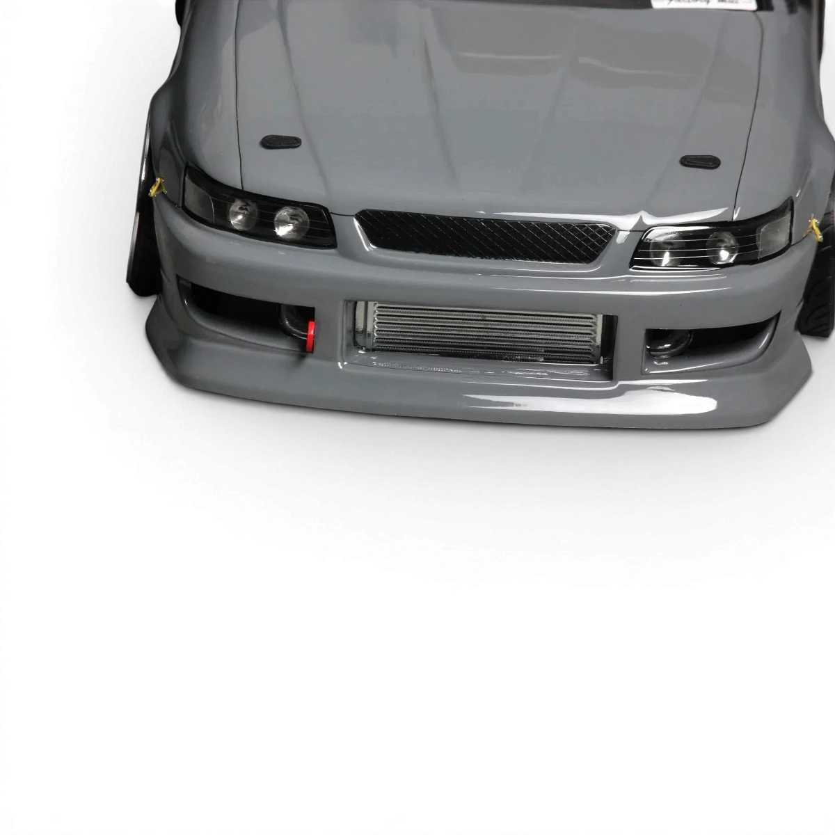 Carrosserie Pandora RC pour Nissan Laurel C35, détail de la coque en plastique avec logo et finitions précises.