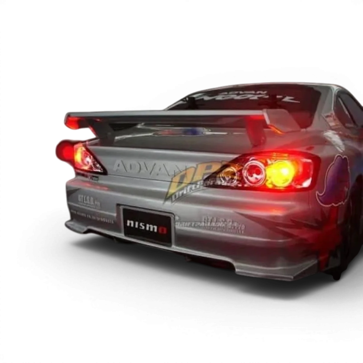 Voiture Tamiya Nissan Silvia S15 modèle carrosserie, vue en détail avec peinture blanche et éléments de design réalistes.