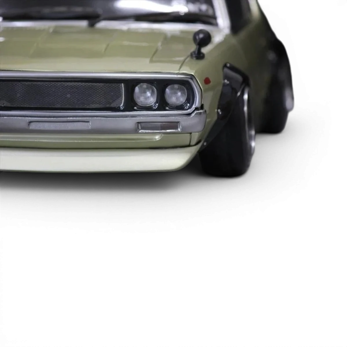 Modèle de voiture Nissan Skyline 2000GT-R (KPGC110) personnalisé, carrosserie Pandora RC, vue détaillée du véhicule miniature.