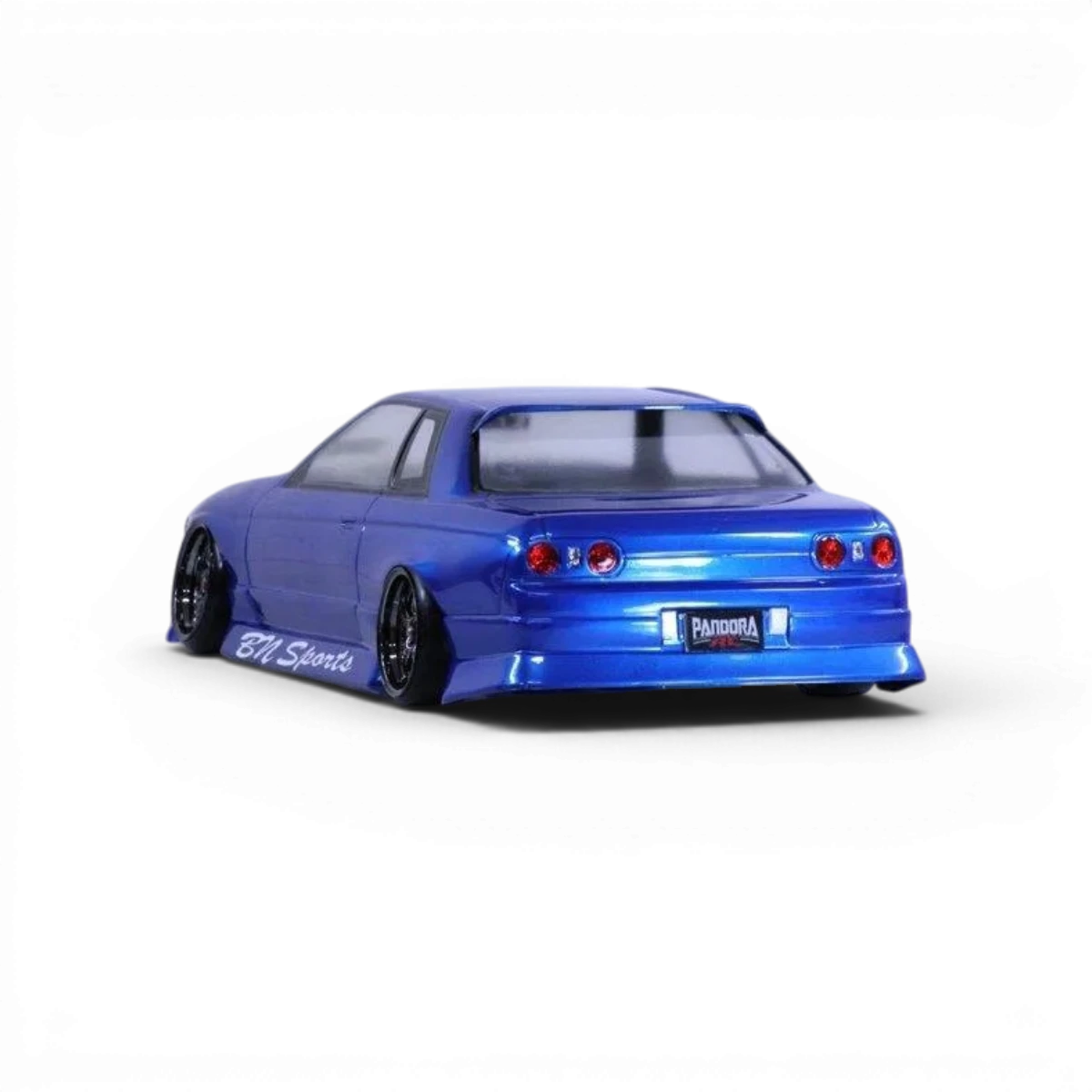 RC auto Nissan Skyline R32 BN Sports od Pandora RC, detail karoserie, boční pohled na bílém pozadí.
