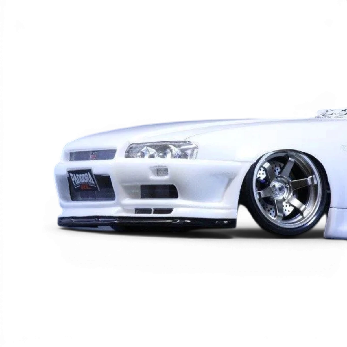 Modèle réduit de voiture Nissan Skyline R34 GT-R V-spec II Pandora RC avec carrosserie détaillée, vue de face sur fond blanc.