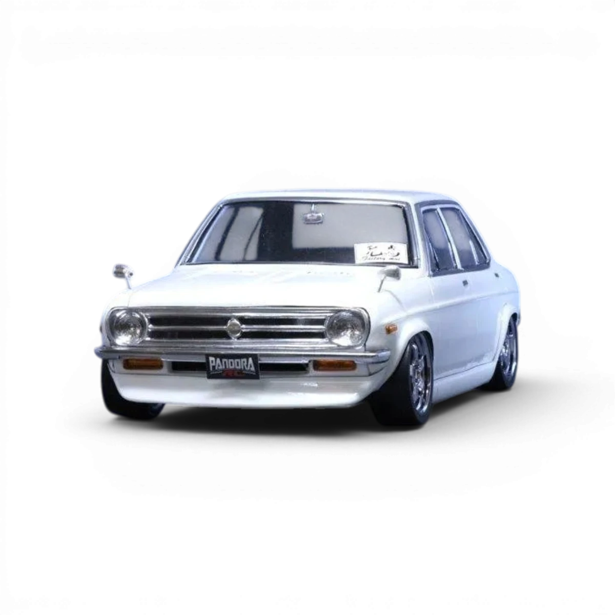 Modèle de carrosserie Nissan Sunny B110 de Pandora RC, vue de profil montrant les détails de la voiture miniature.