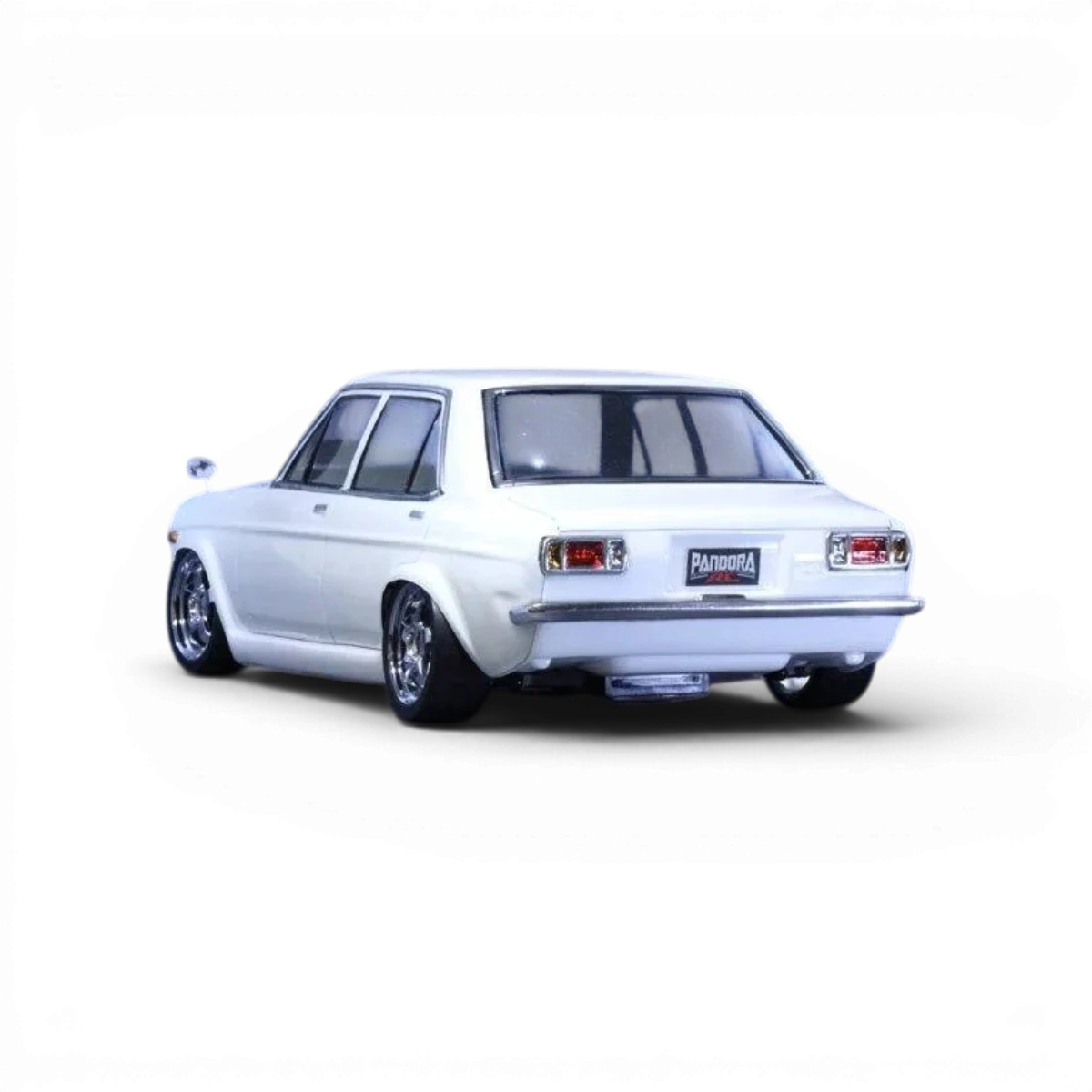 Carrosserie pour Nissan Sunny B110 de Pandora RC, peinture rouge avec détails réalistes et finitions précises.