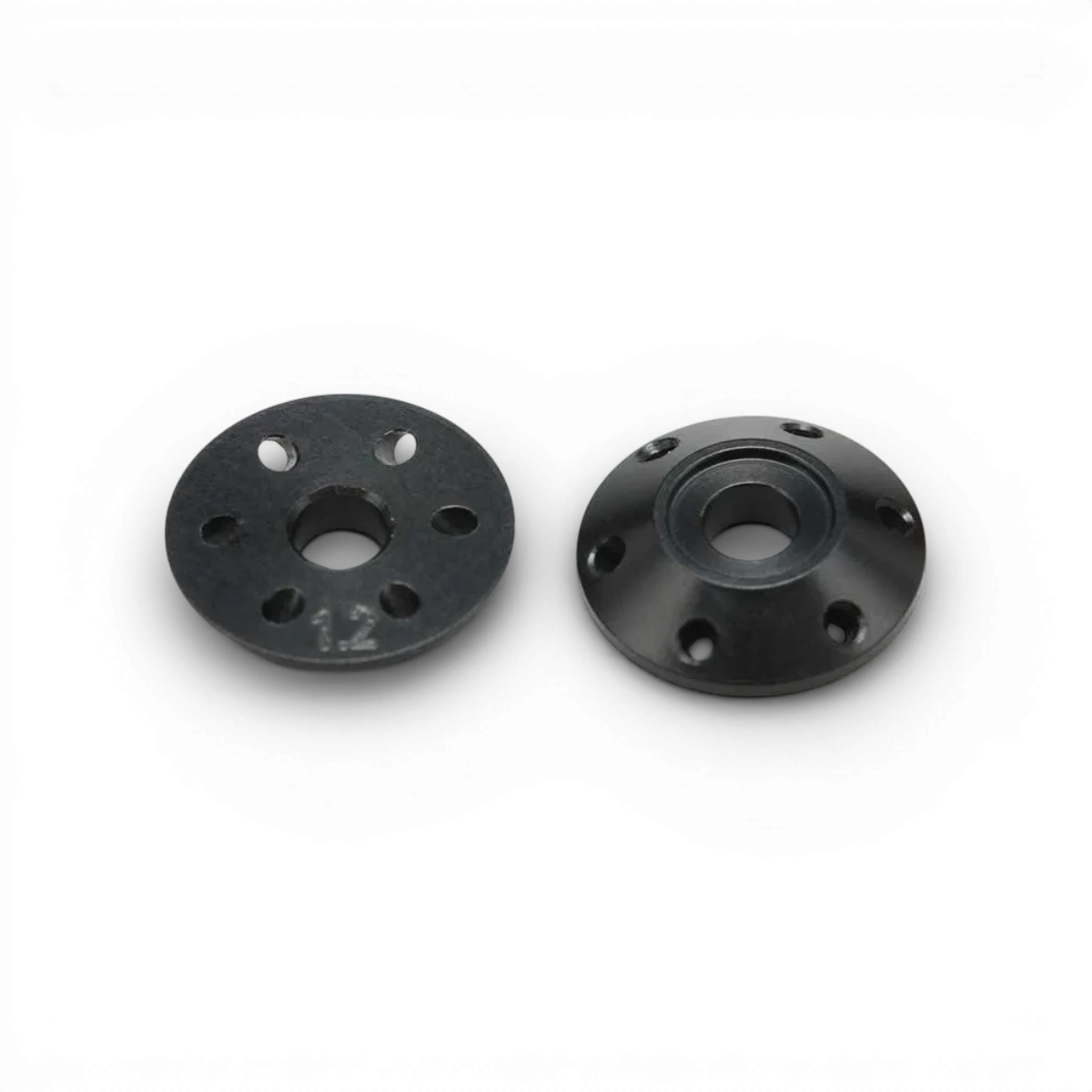 Pistons coniques Big Bore 6 x 1,2 mm pour pièces détachées Team Yokomo, visibles en gros plan.