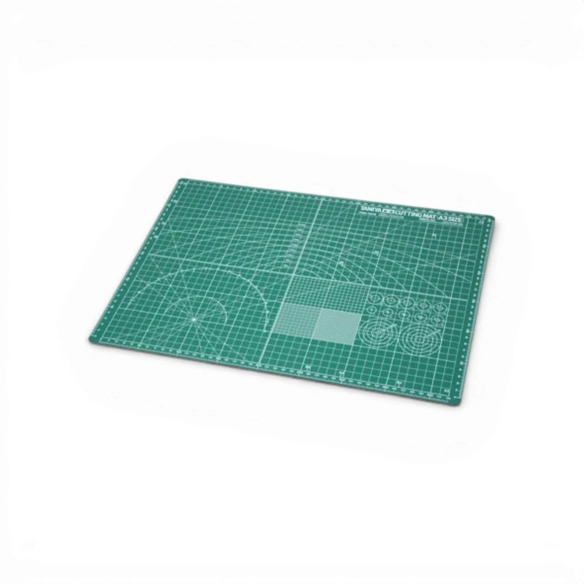 Plaque de découpe A3 Tamiya en plastique, accessoire pour modélisme, avec surface lisse et bordures nettes.