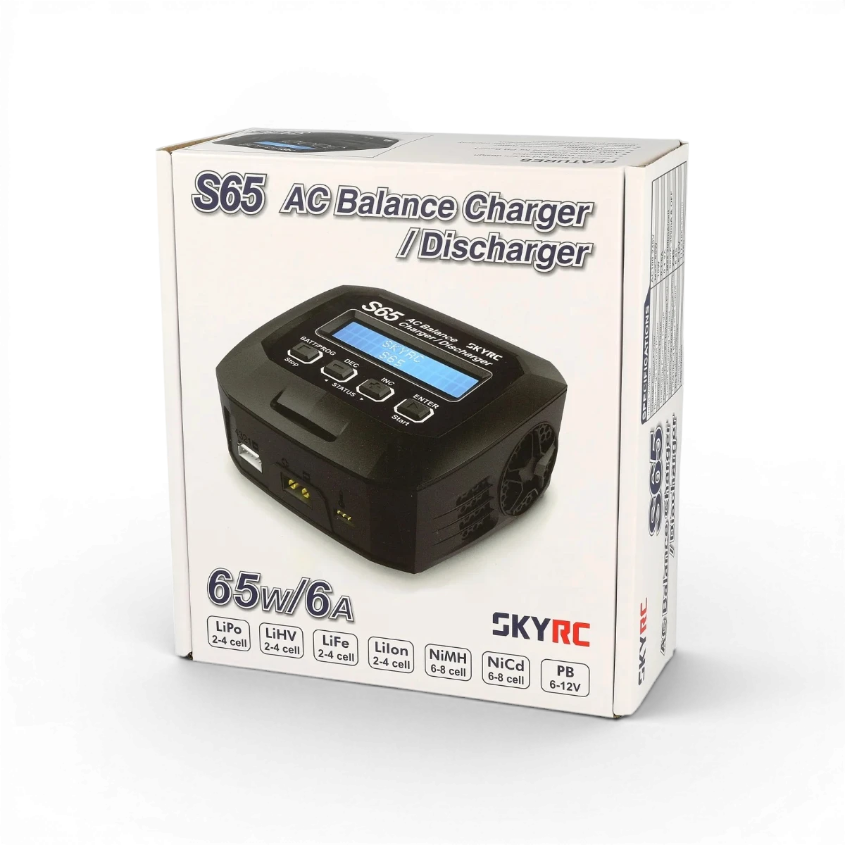 Chargeur AC simple S65 de SkyRc pour électronique, avec câbles et connecteurs visibles.