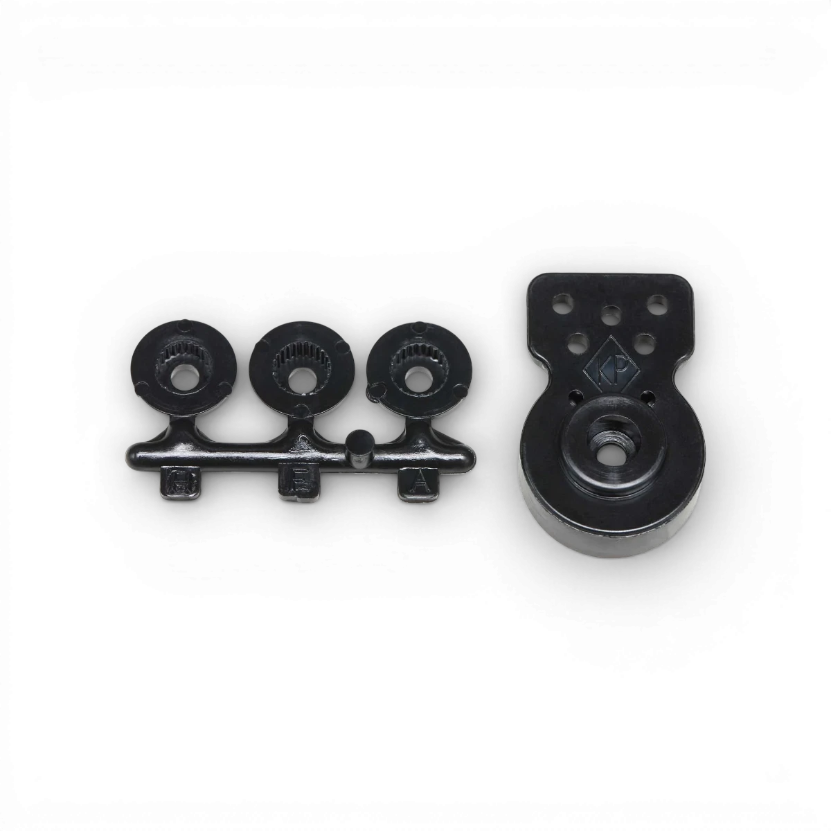 Palonnier sauve-servo universel Team Yokomo avec 3 adaptateurs pour électronique, fixation solide, compatible avec divers modèles.