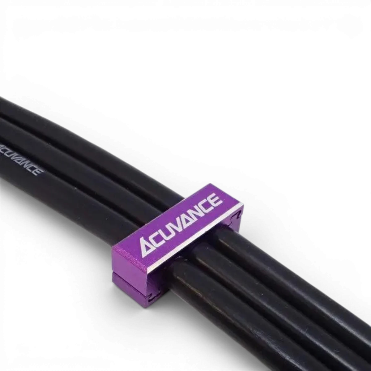 Serre-câble 12 AWG violet de la marque Acuvance, utilisé en électronique pour fixer et organiser les fils.