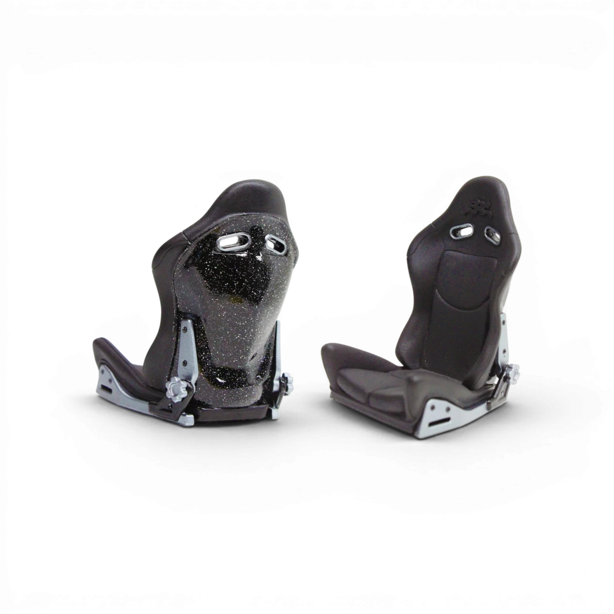 Siège baquet V6 personnalisé avec paillettes holographiques de la marque Src Sideways RC, vue de côté.