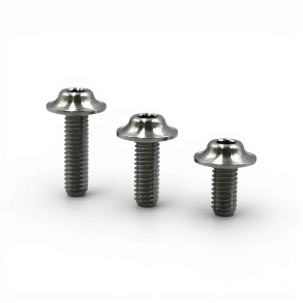 Vis titanes tête fraisée large 3x10mm, pièces détachées de la marque Team Reve D, image montrant les vis en lot de 4 pièces