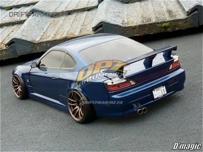 Aileron de style street pour Nissan Silvia S15, customization D-magic jp, en fibre noire sur une voiture.