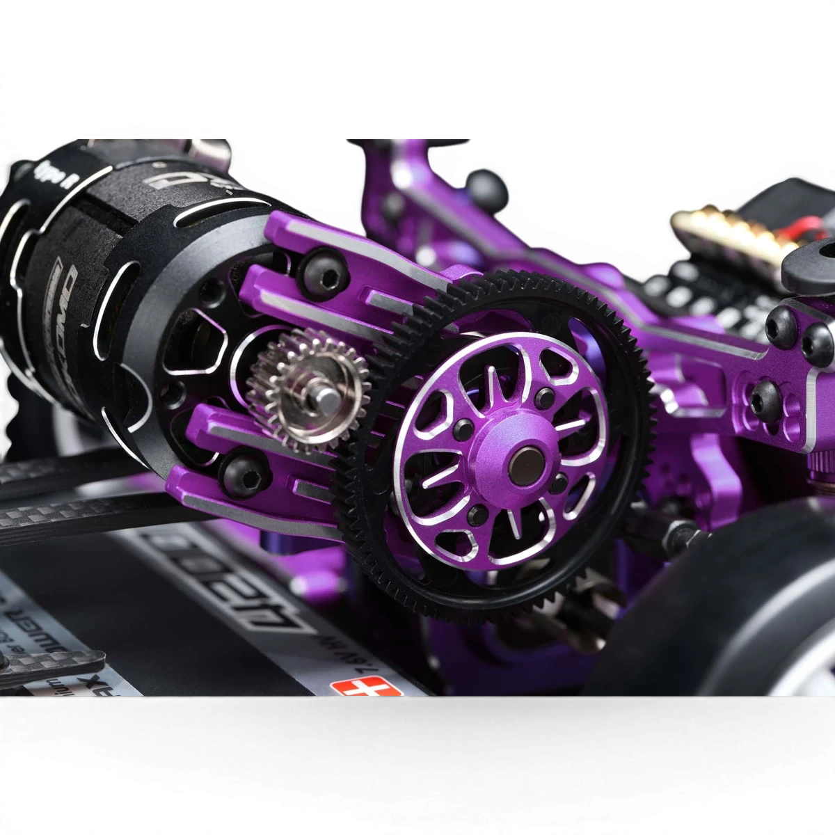 Voiture RC drift Team Yokomo Super Drift SD3.0 Kit de compétition, vue en gros plan avec détails du châssis et des pneus.