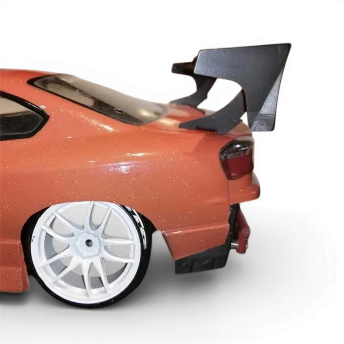 Support d’aileron en aluminium pour customization de voiture, de marque Metal Garage, visible avec fixation solide.