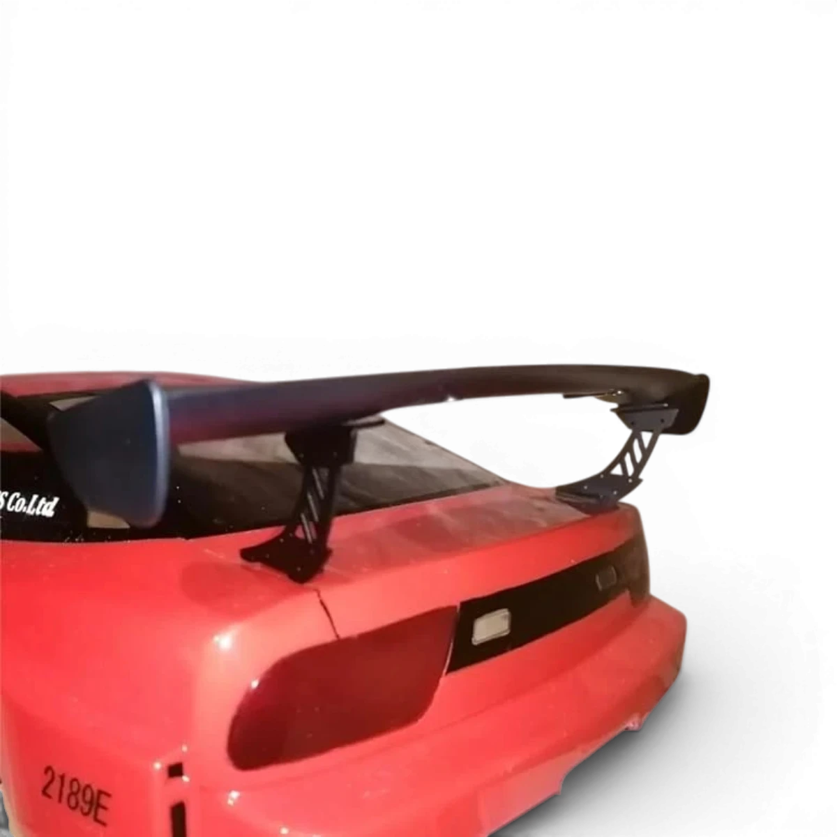 Support d’aileron en aluminium pour véhicule, pièce de customisation de style Wing Stay par Metal Garage, fixation solide et durable.