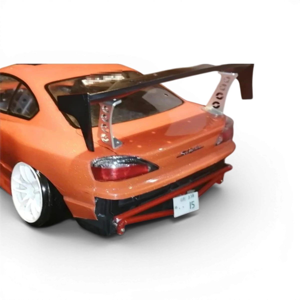Support d’aileron en aluminium pour voiture, fabriqué par Metal Garage, fixé sur le véhicule pour stabilisation.