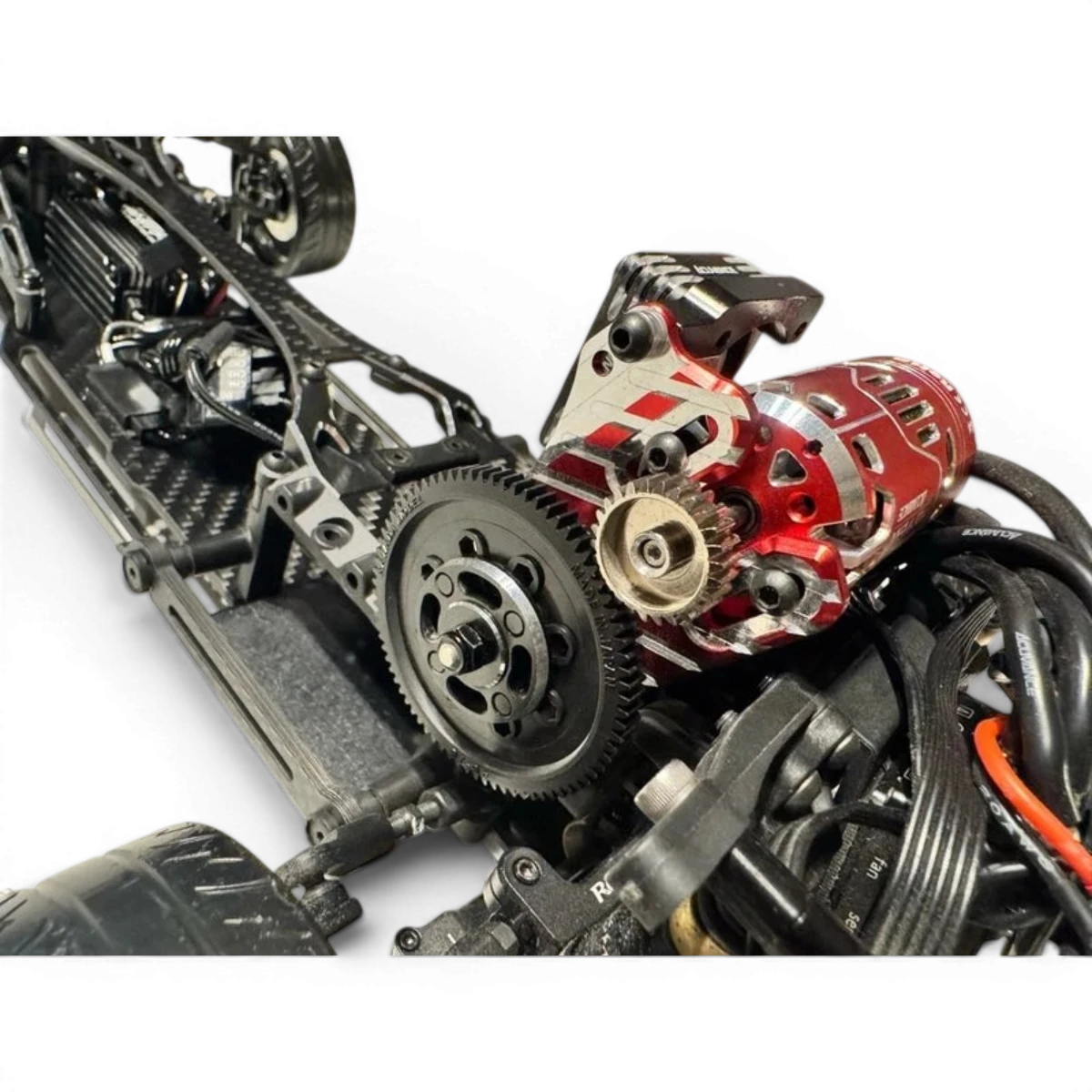 Support moteur en aluminium RDX pour moteur 380, conçu par Addiction RC Design, montage solide et léger pour voitures RC.