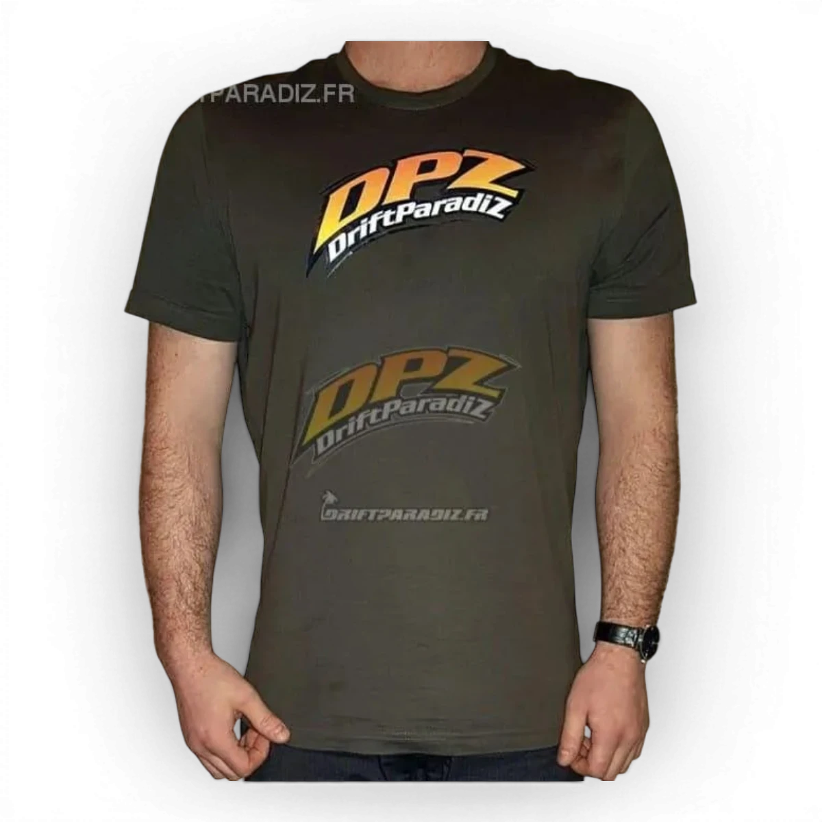 T-shirt DPZ avec logo, coton doux, couleur blanche, porté sur mannequin, mode décontractée, marque non spécifiée.