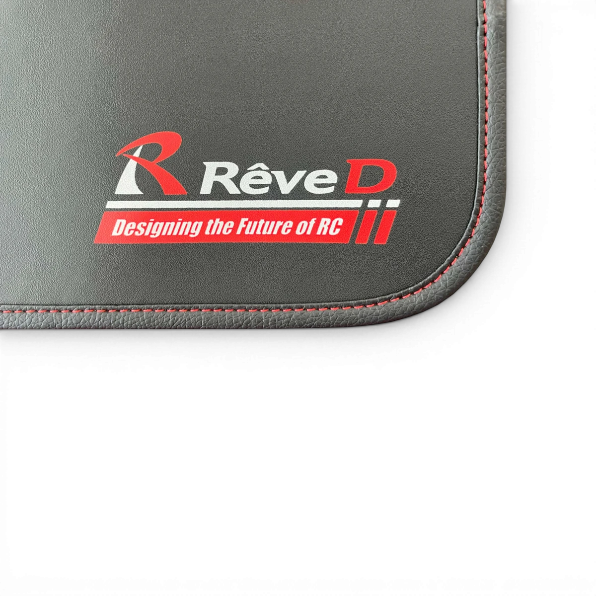 Tapis de stand V2 600x400mm de Team Reve D, accessoire robuste pour stabiliser et protéger votre espace de travail.