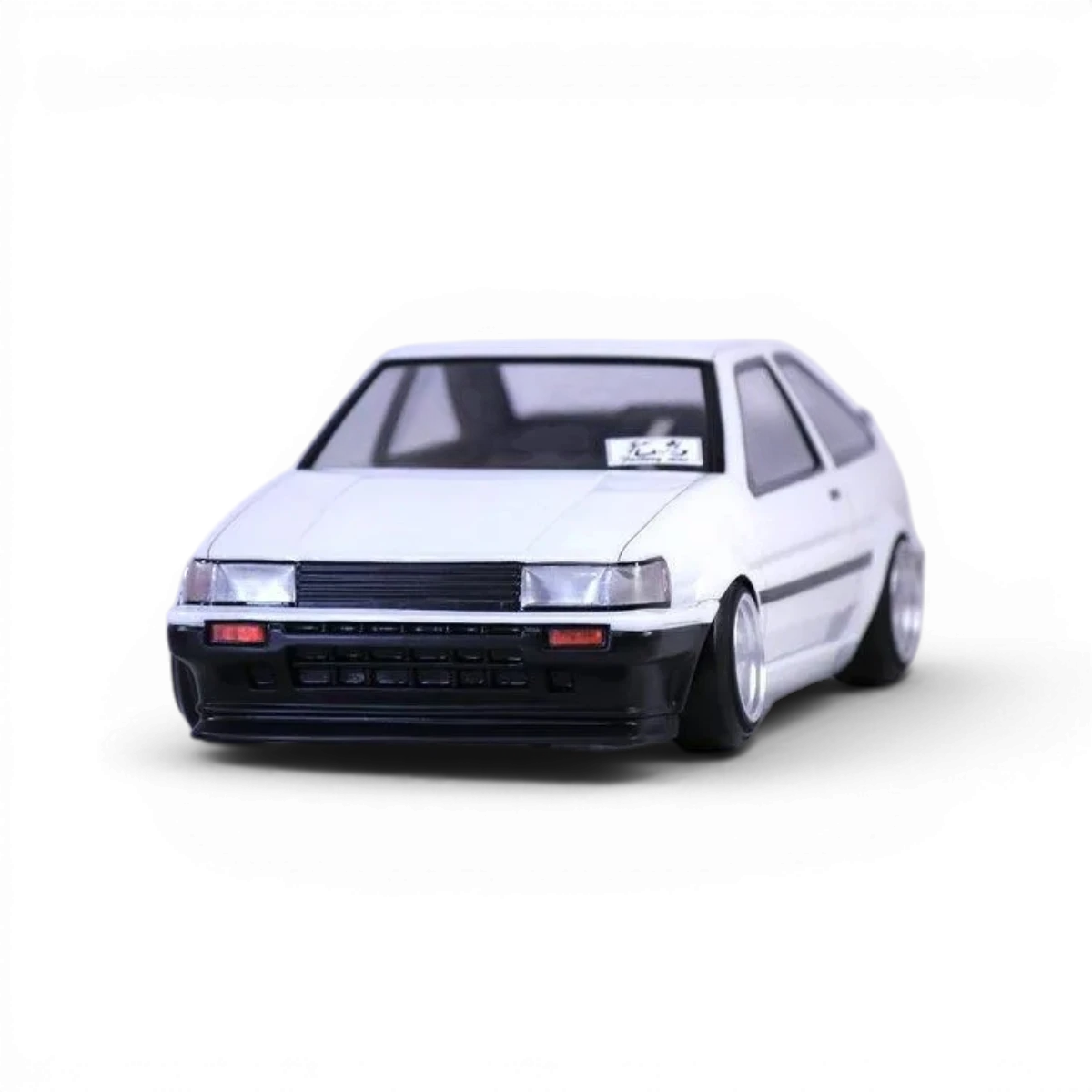 Voiture Toyota AE86 Levin 3 portes en carrosserie Pandora RC, modèle réduit détaillé, vue de côté sur fond blanc.