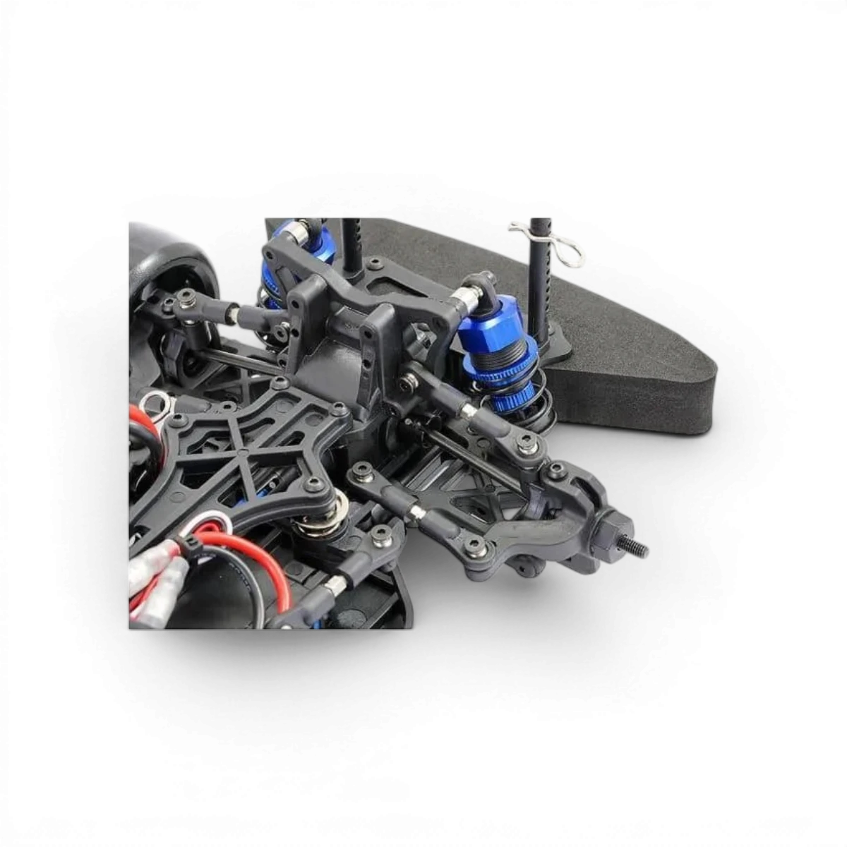 Voiture Banzai FTX 1/10 drift 4x4 rouge, modèle télécommandé pour course de drift, vue de face avec roues en rotation