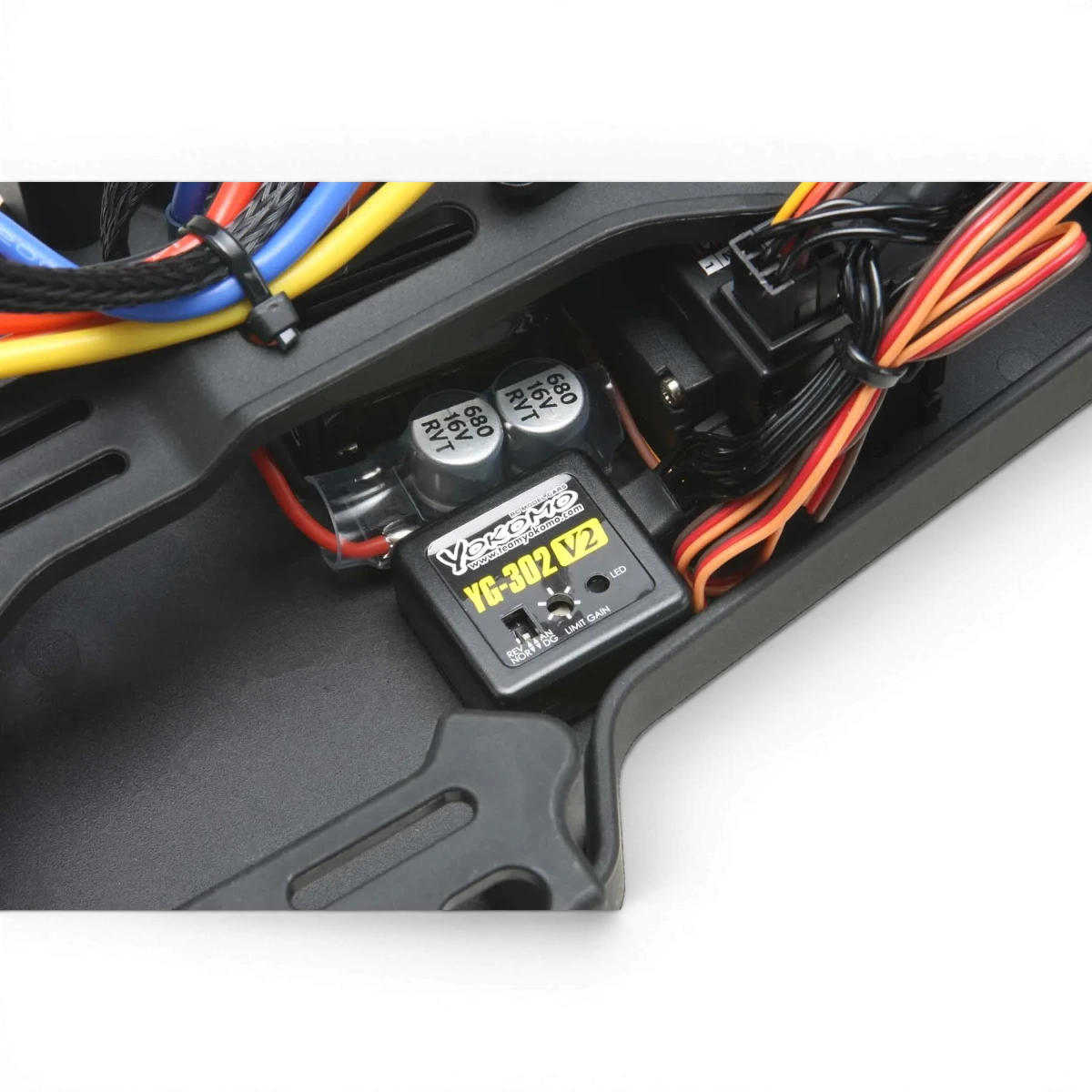 Kit complet de drift RC Team Yokomo avec gyro V2 et système brushless, parfait pour la modélisation de voitures drift RC.
