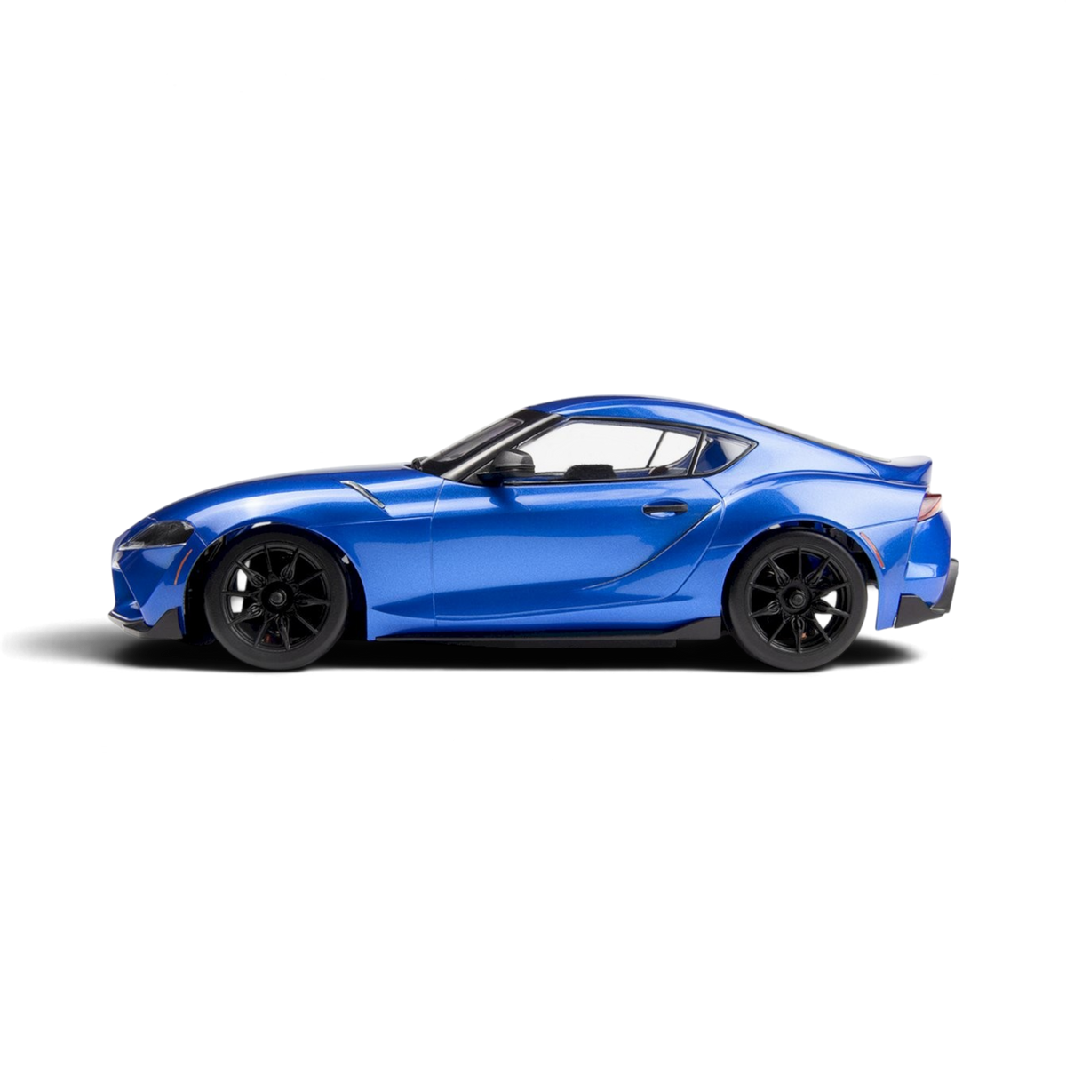 Voiture RC drift HPI Toyota GR Supra 2024 en bleu métallisé Dawn Blue, modèle réduit RTR, vue de côté.