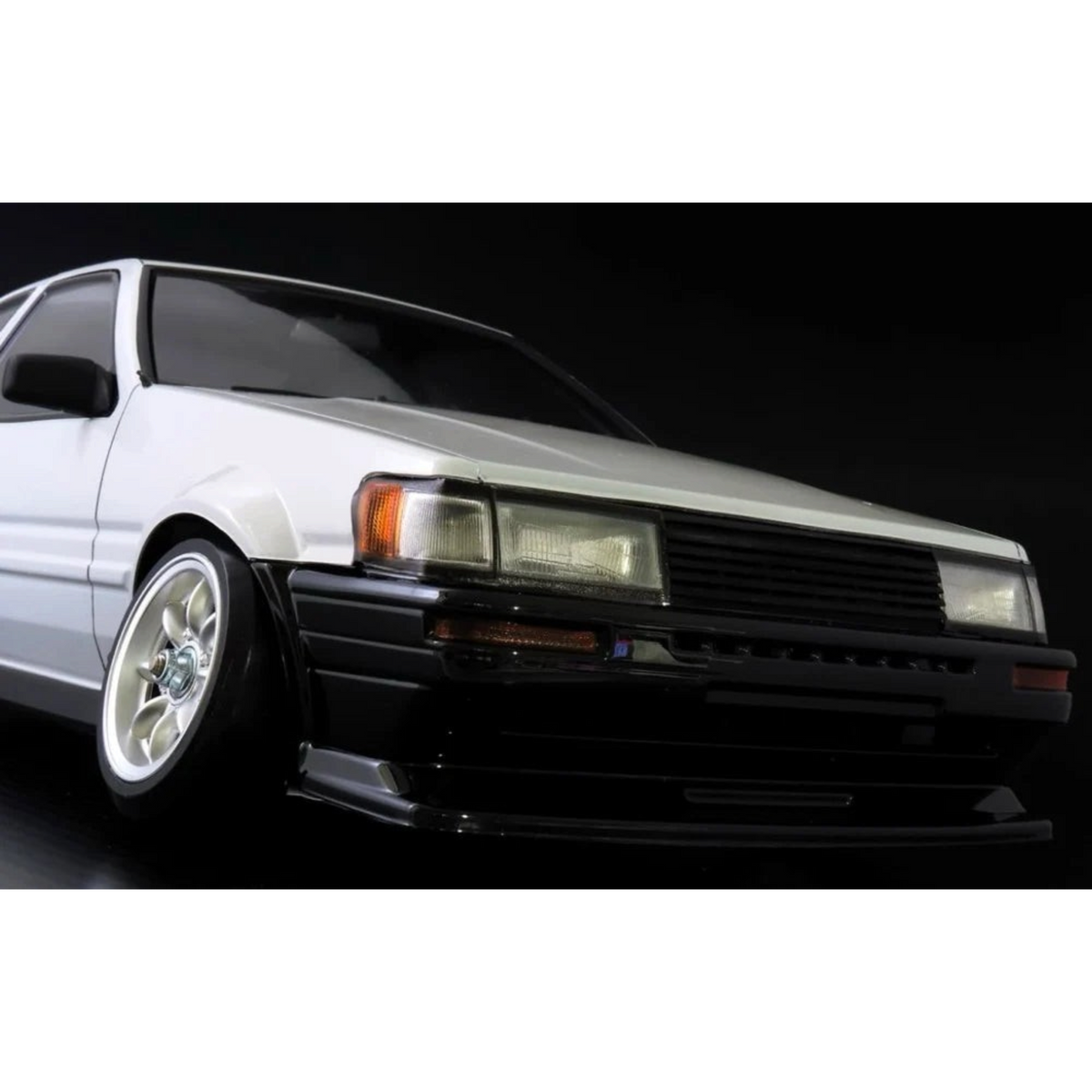 Carrosserie Toyota Levin AE86 SWB de 240 mm d'Addiction RC Design pour voiture radiocommandée, vue de face sur fond blanc.