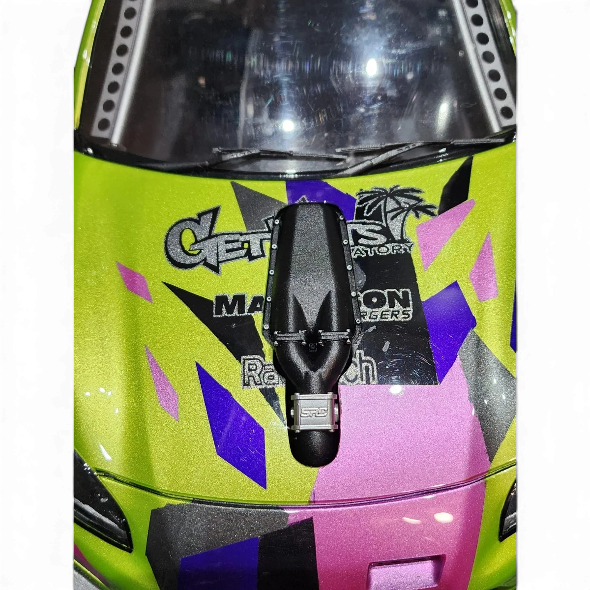 Admission V8 Src Sideways RC, pièce de customisation pour modeles RC, avec détails du moteur V8 visible.