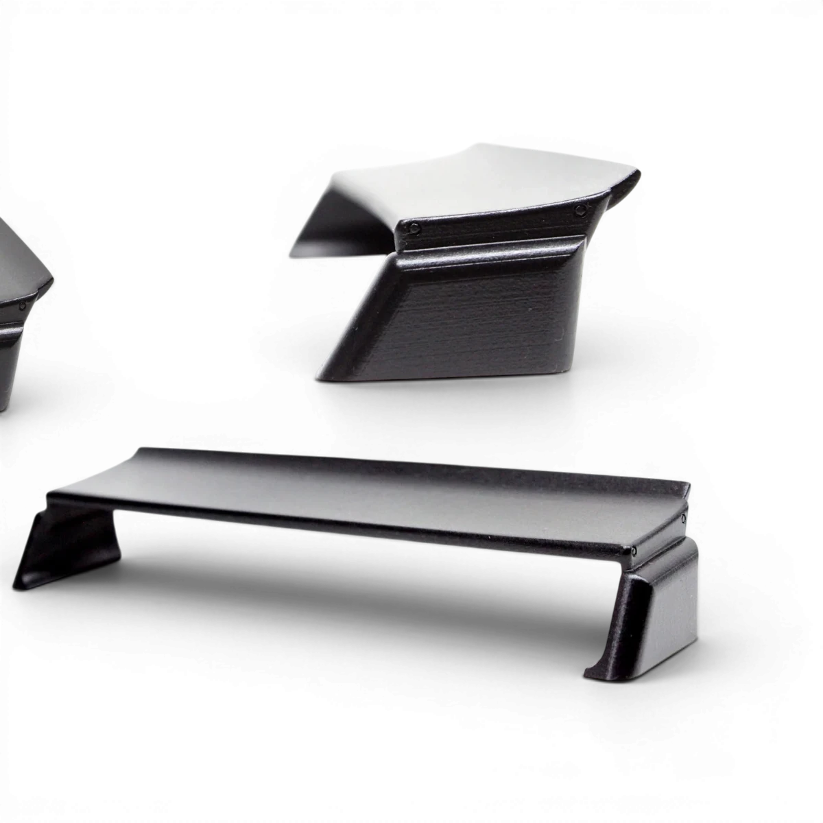 Aileron arrière personnalisée pour BMW M3 E36 de la marque Src Sideways RC, en fibre noire, visible de côté sur la voiture.