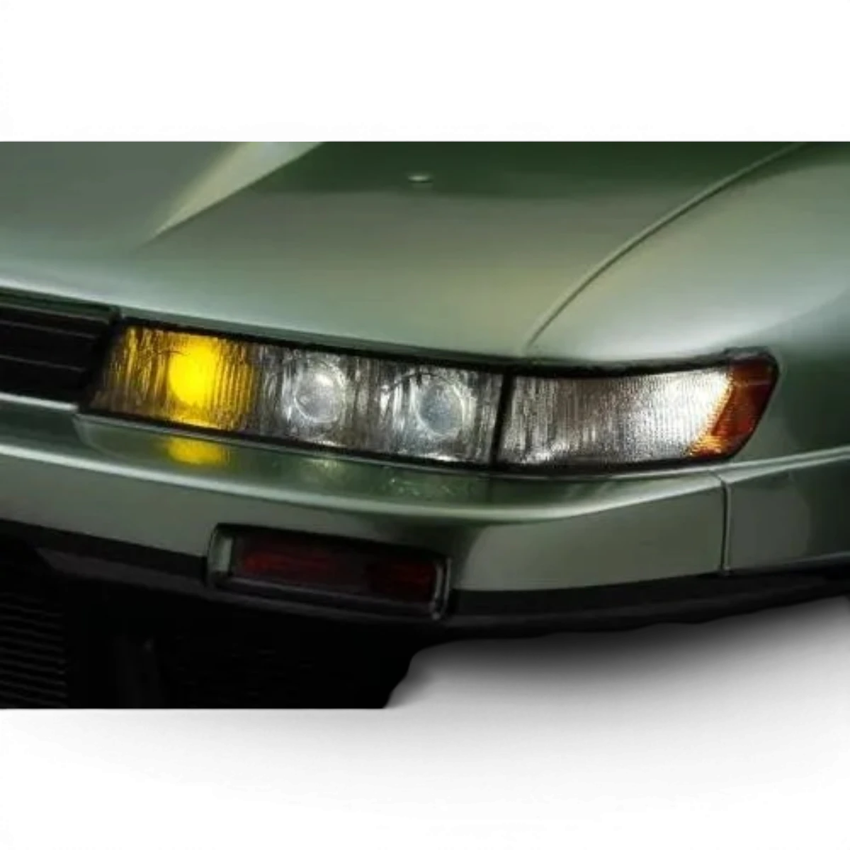 Autocollants real 3D pour Yokomo Silvia S13, détail cristal et projecteur, par Wrap-UP next, vue de face sur le capot.