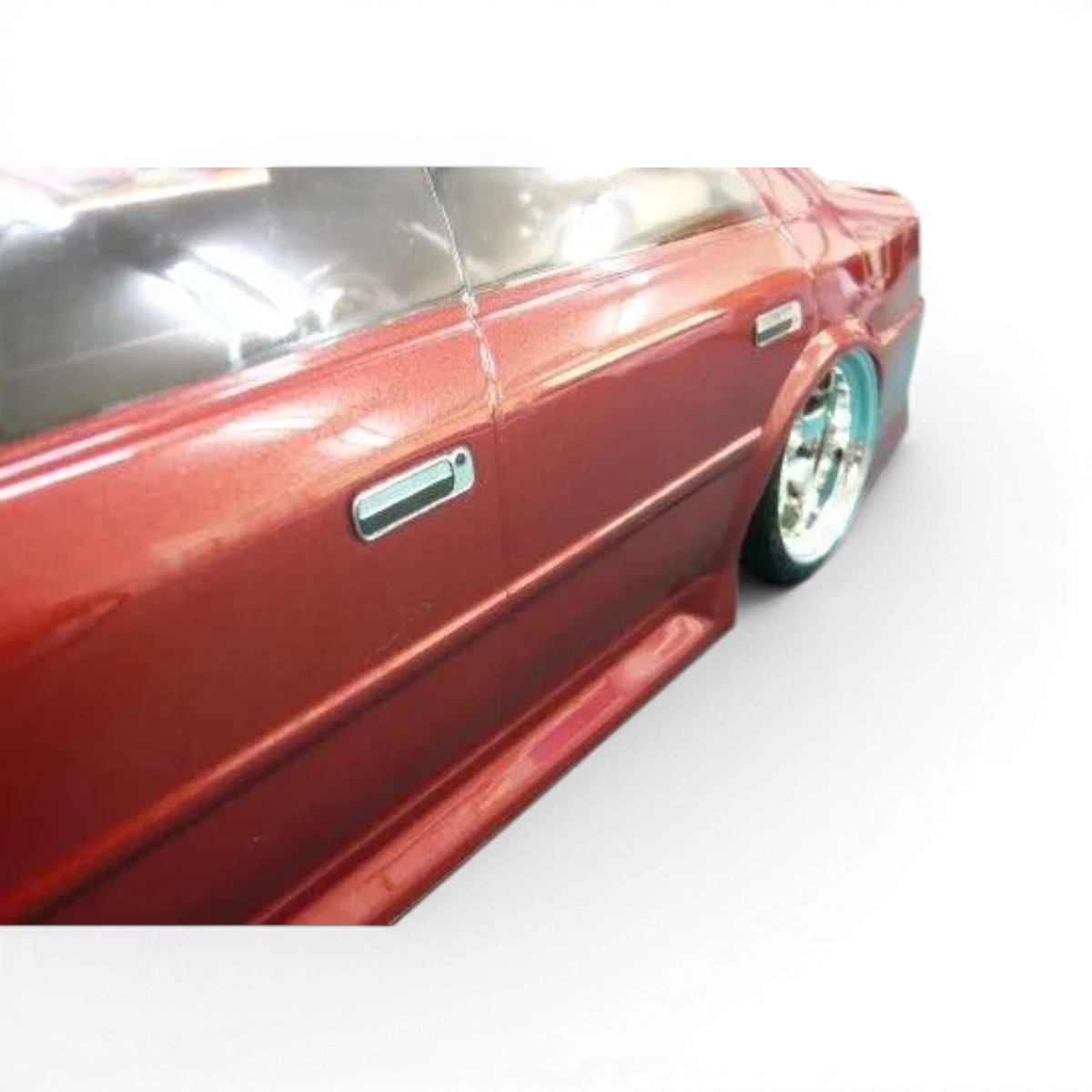 Autocollants Real 3D pour grille avant et poignées de porte sur une Yokomo JZX-100 Chaser Street Type-A, détail précis et réaliste.