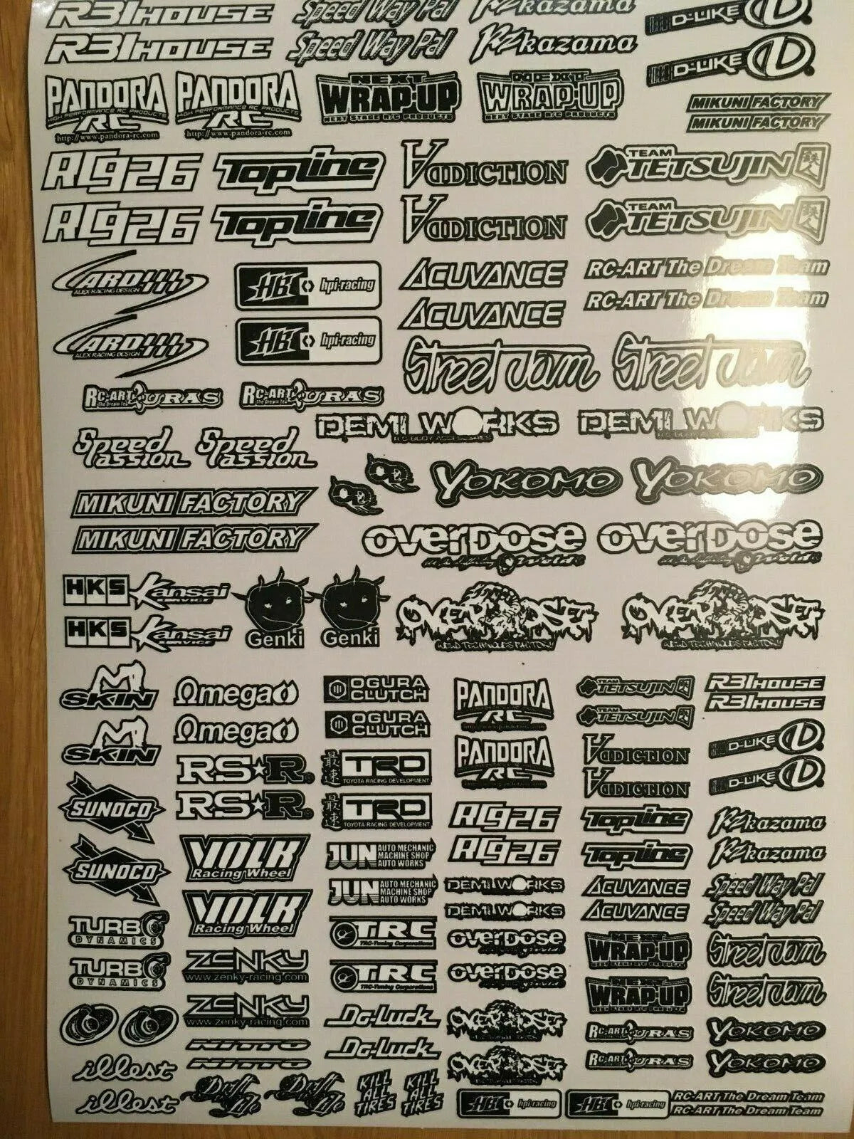 Autocollants sponsors Black Drift, pack de 30 stickers noirs pour voitures ou motos, design tendance et durable.