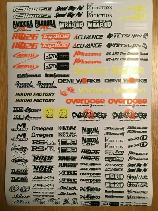 Sponzorské samolepky Black Drift Stickers, sada 40 černých samolepek s logy sponzorů pro auta nebo motorky.