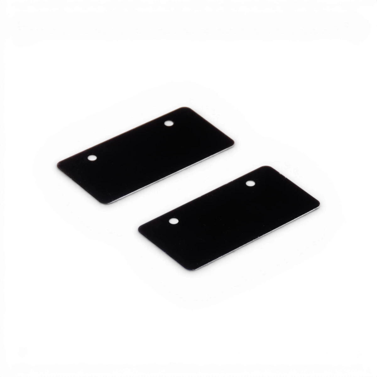 Base de plaque d’immatriculation en aluminium 32x16 mm de la marque Wrap-UP Next, montrant la surface et la fixation.