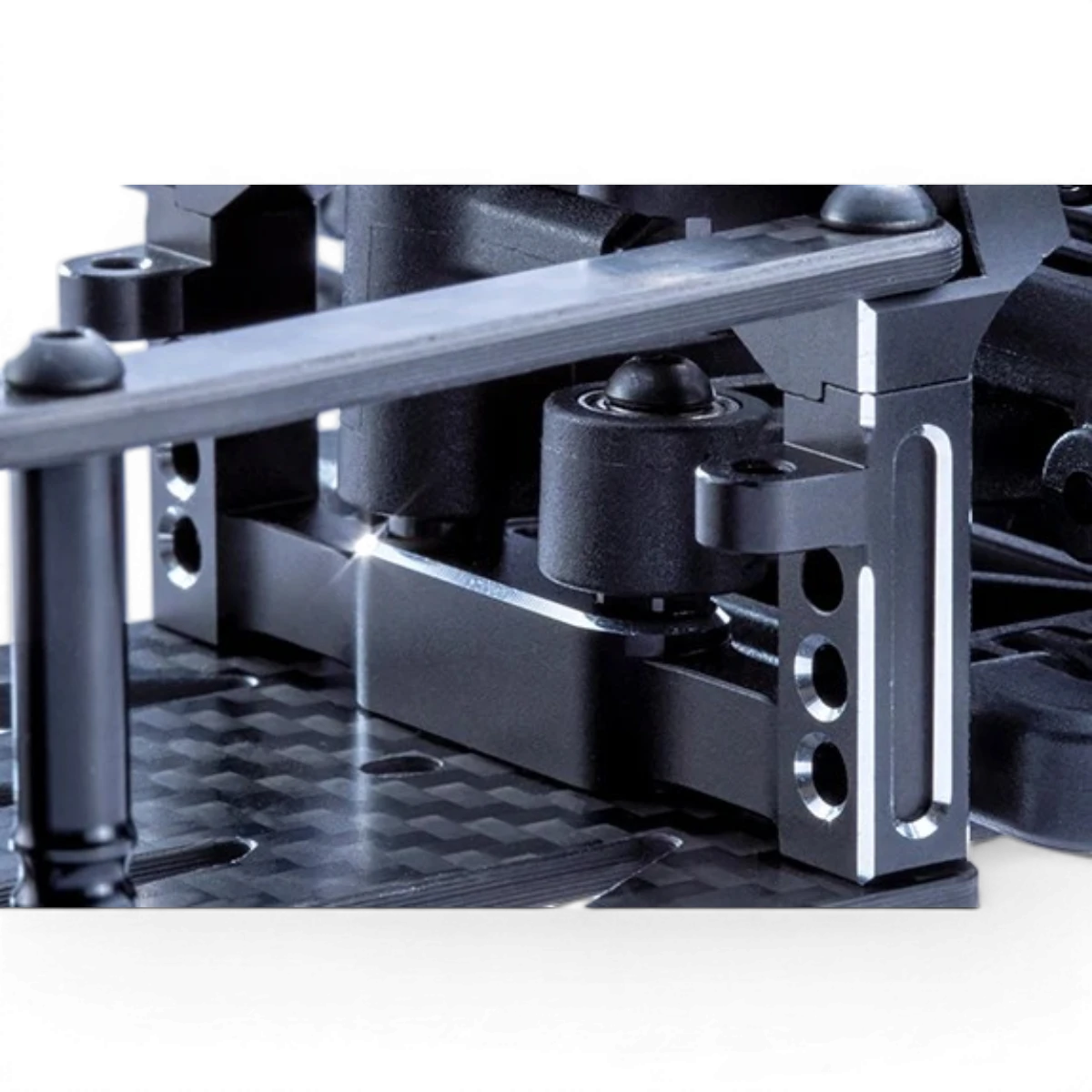 Base inférieure en aluminium pour bellcrank MC-III, compatible avec le modèle Team Reve D, visible avec détails de fixation.