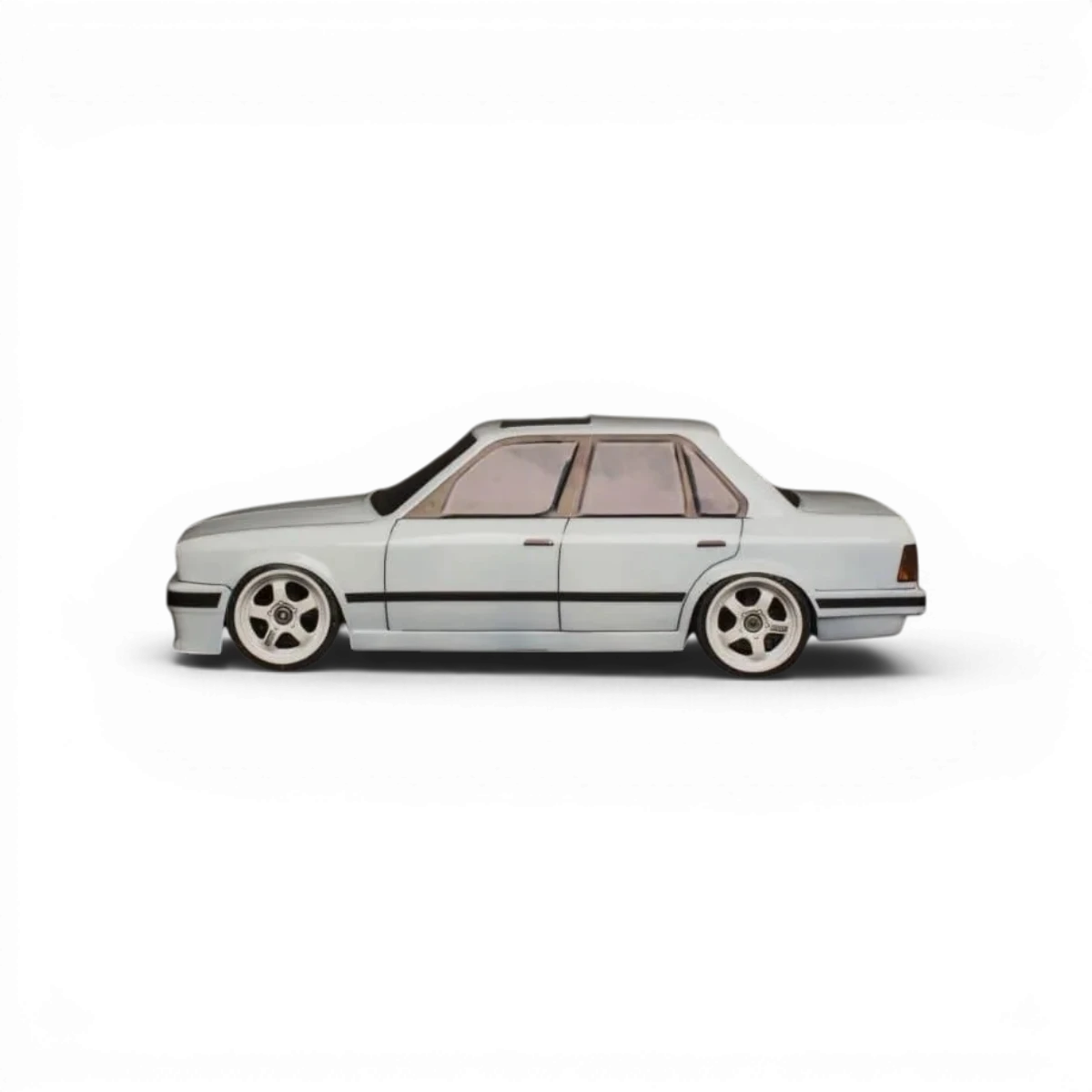 Carrosserie de BMW E30 sedan en plastique pour voiture RC Aplastics RC, vue de profil avec détails de la carrosserie.