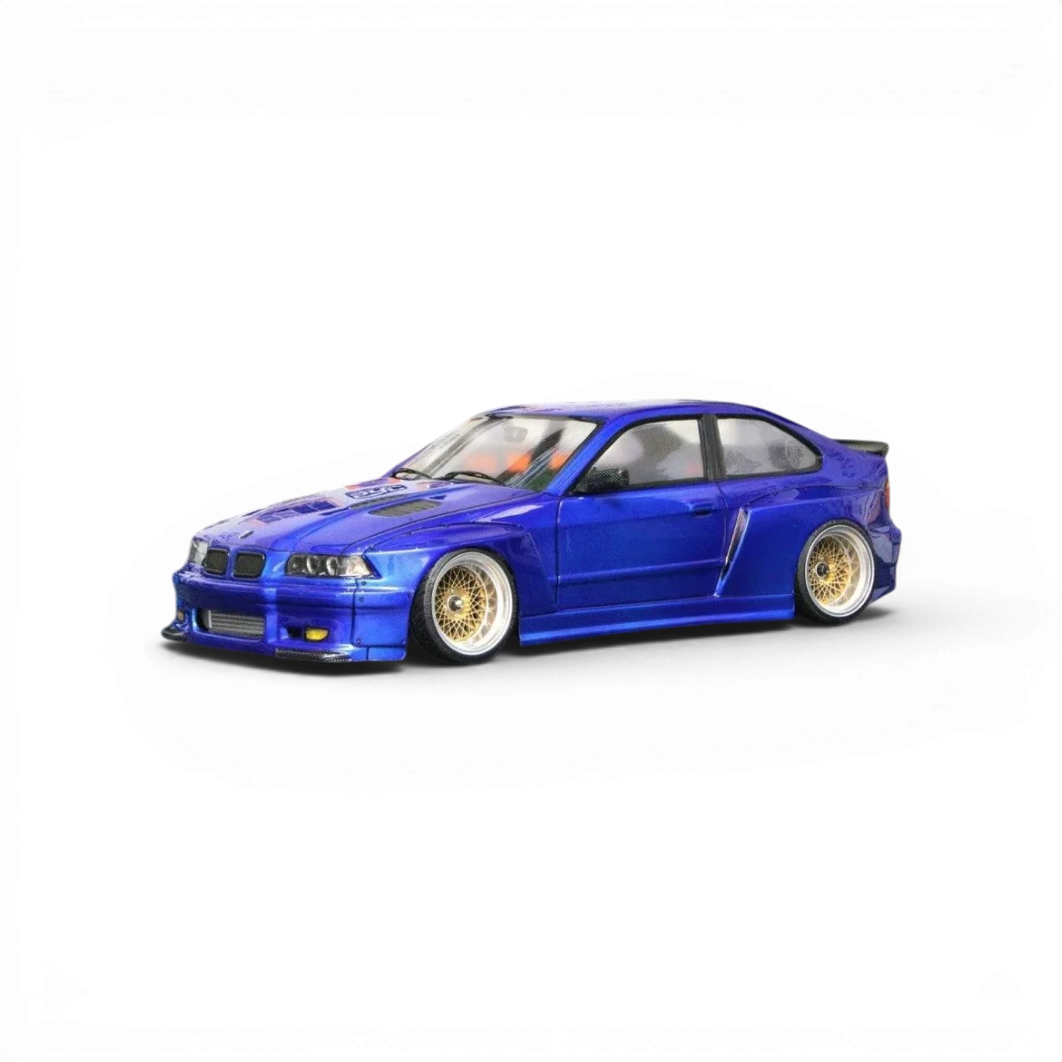 Carrosserie BMW E36 Compact avec kit large intégré pour modèle RC, fabriquée par Aplastics RC, vue de face.