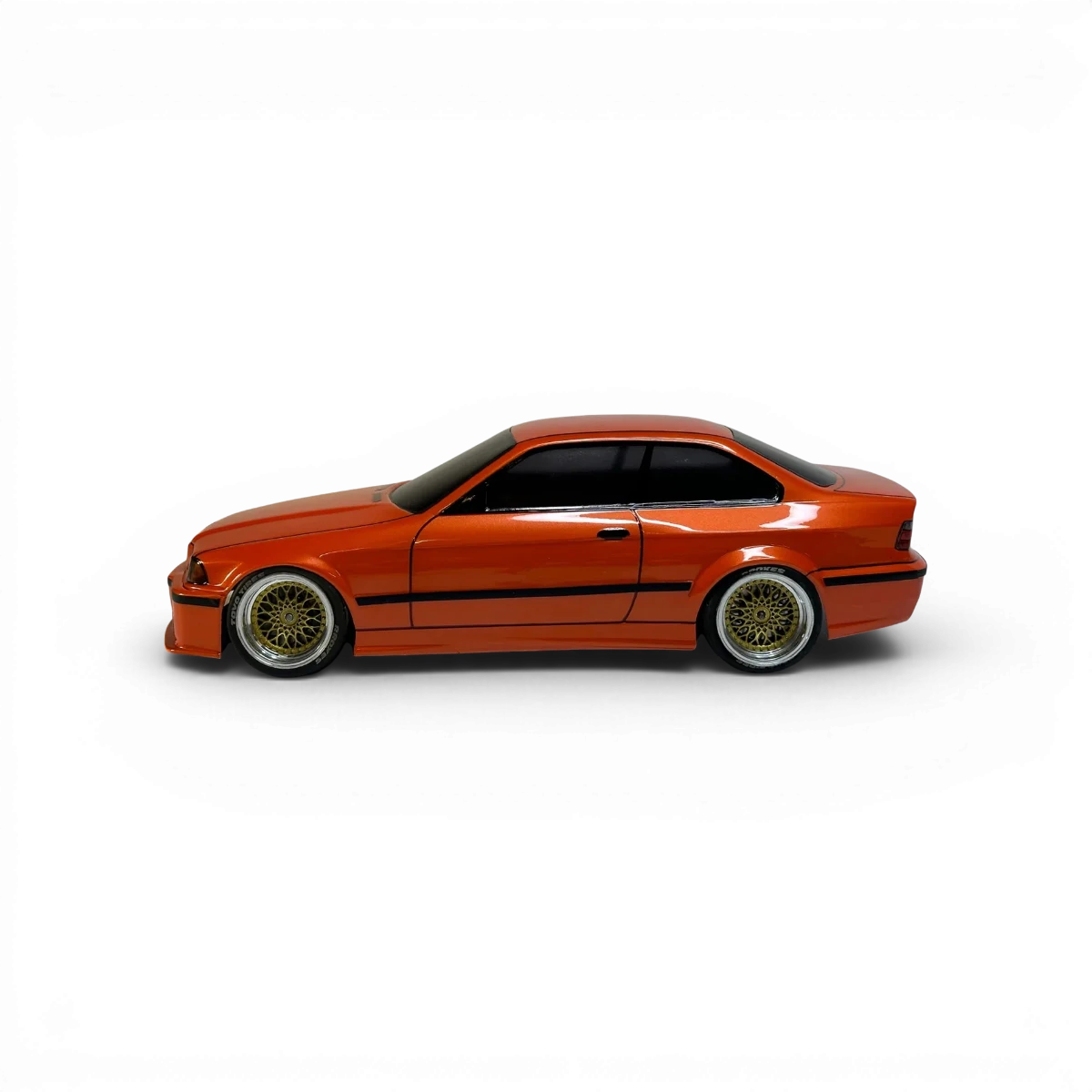 Carrosserie BMW E36 coupé en plastique pour modèle RC, fabriquée par Aplastics RC, vue de face avec détails du design.