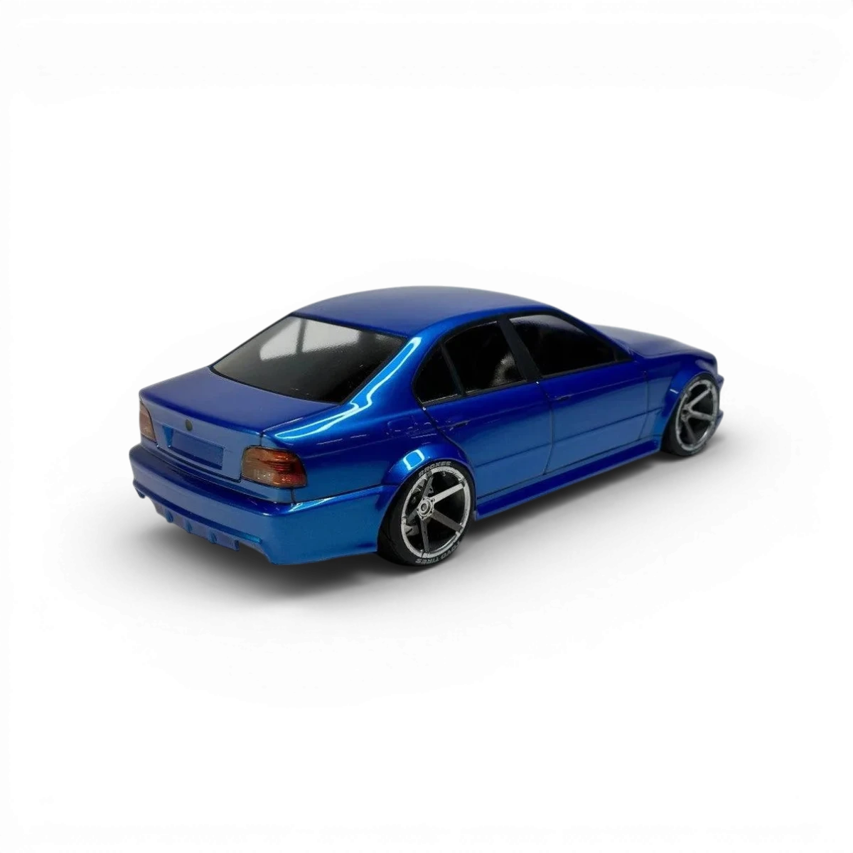 Carrosserie BMW E39 Sedan en plastique pour voiture RC Aplastics RC, détail réaliste, en vue de profil.